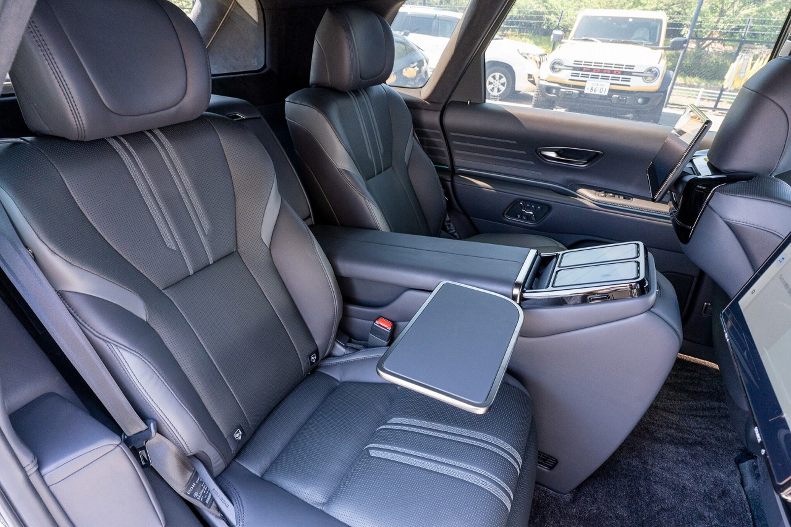 2025 Toyota Century — Photo 14 / 37
