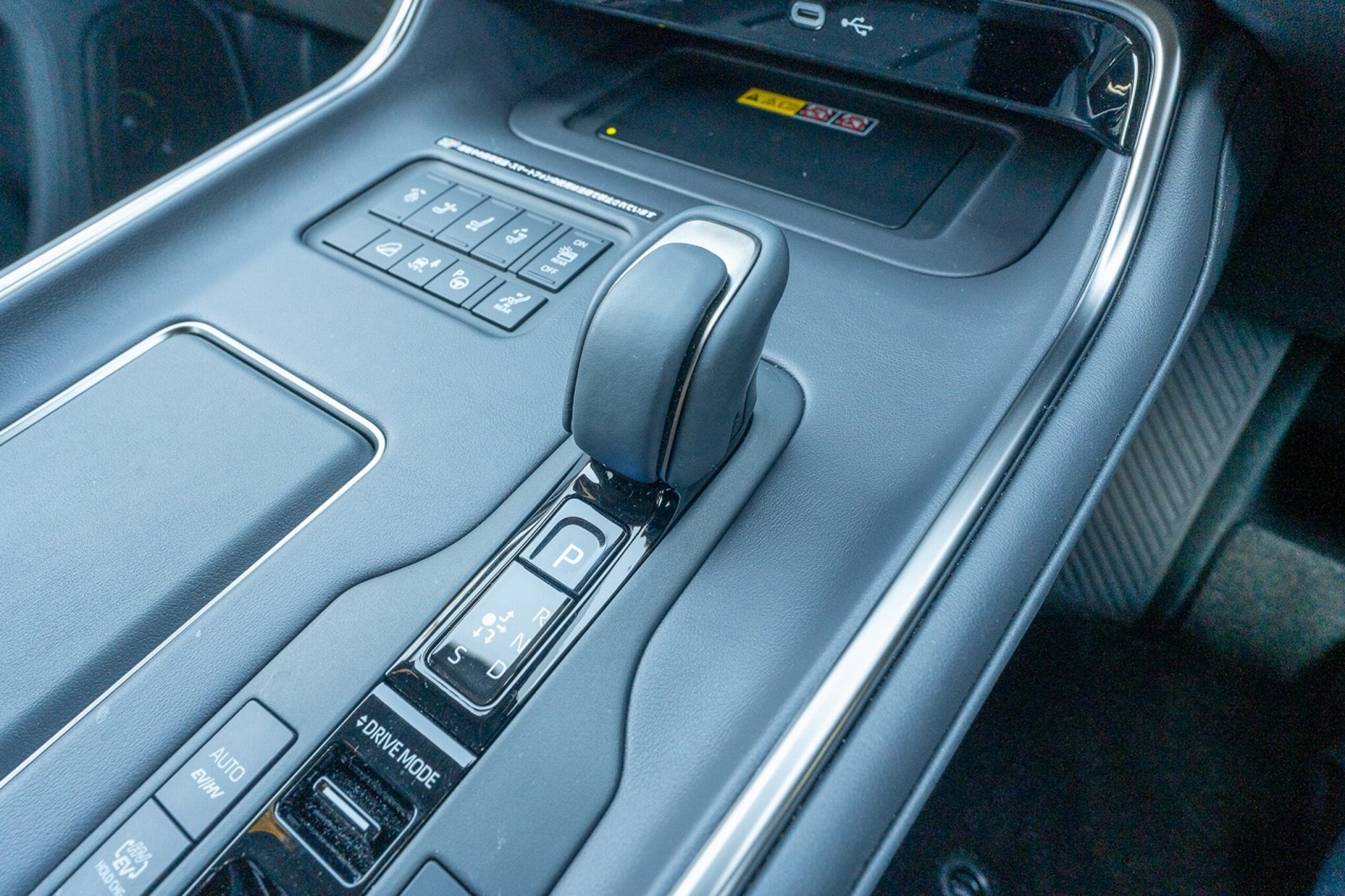 2025 Toyota Century — Photo 24 / 37