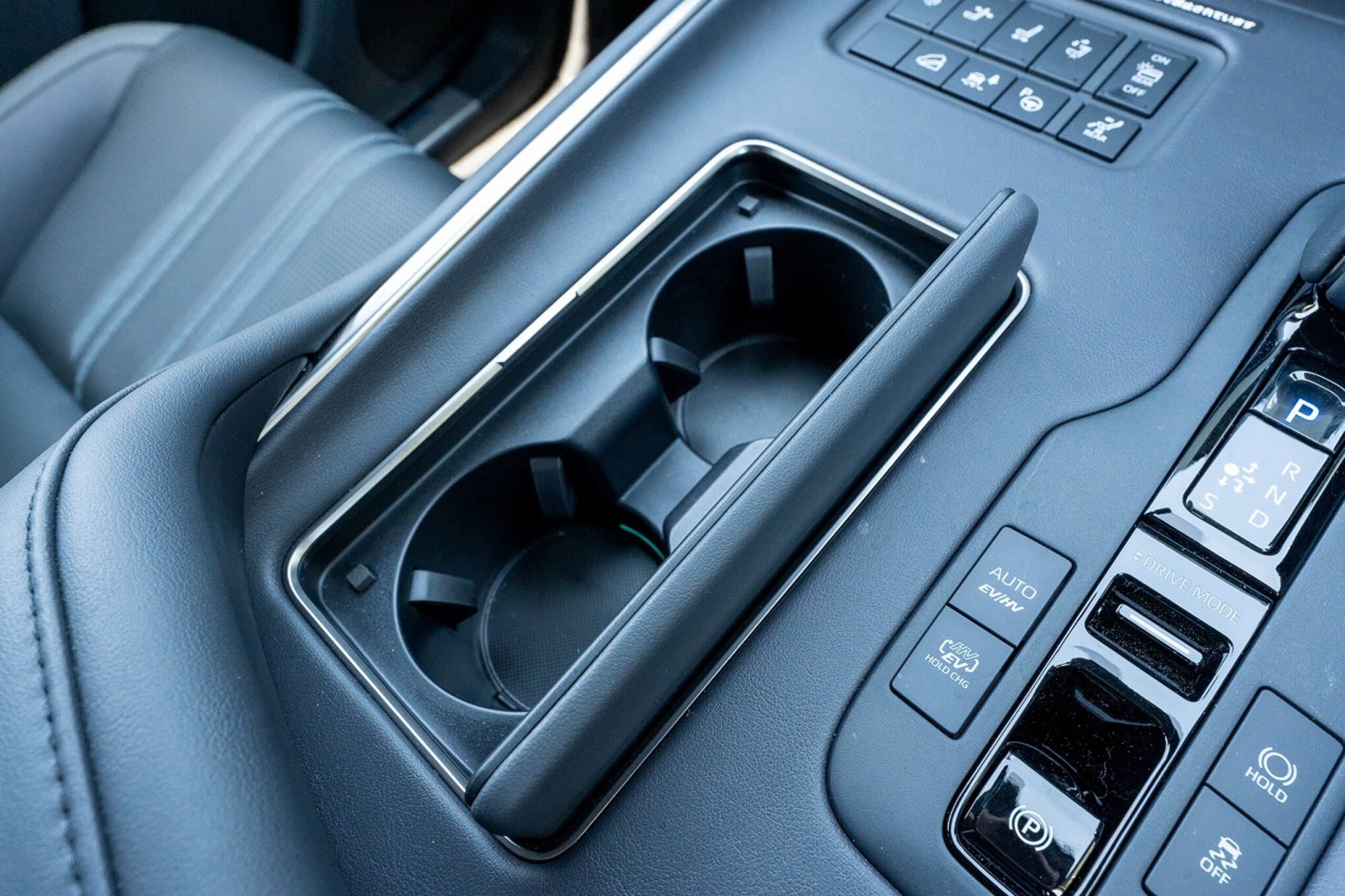 2025 Toyota Century — Photo 25 / 37