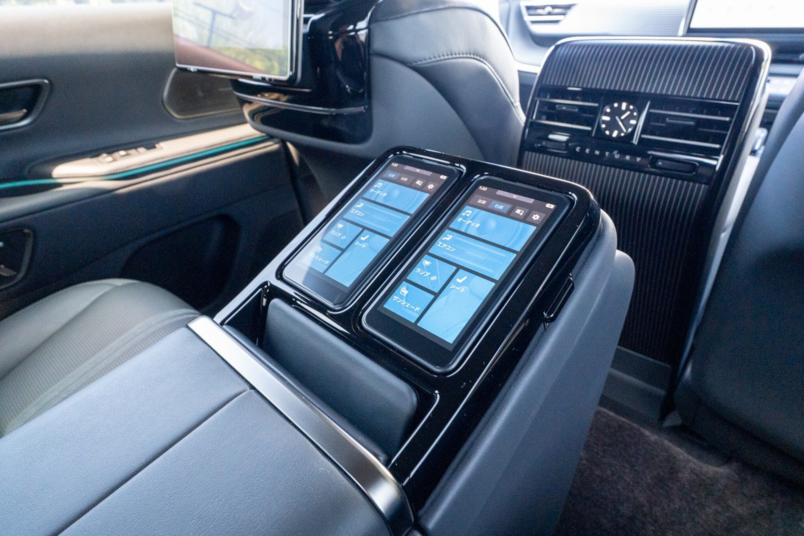 2025 Toyota Century — Photo 27 / 37