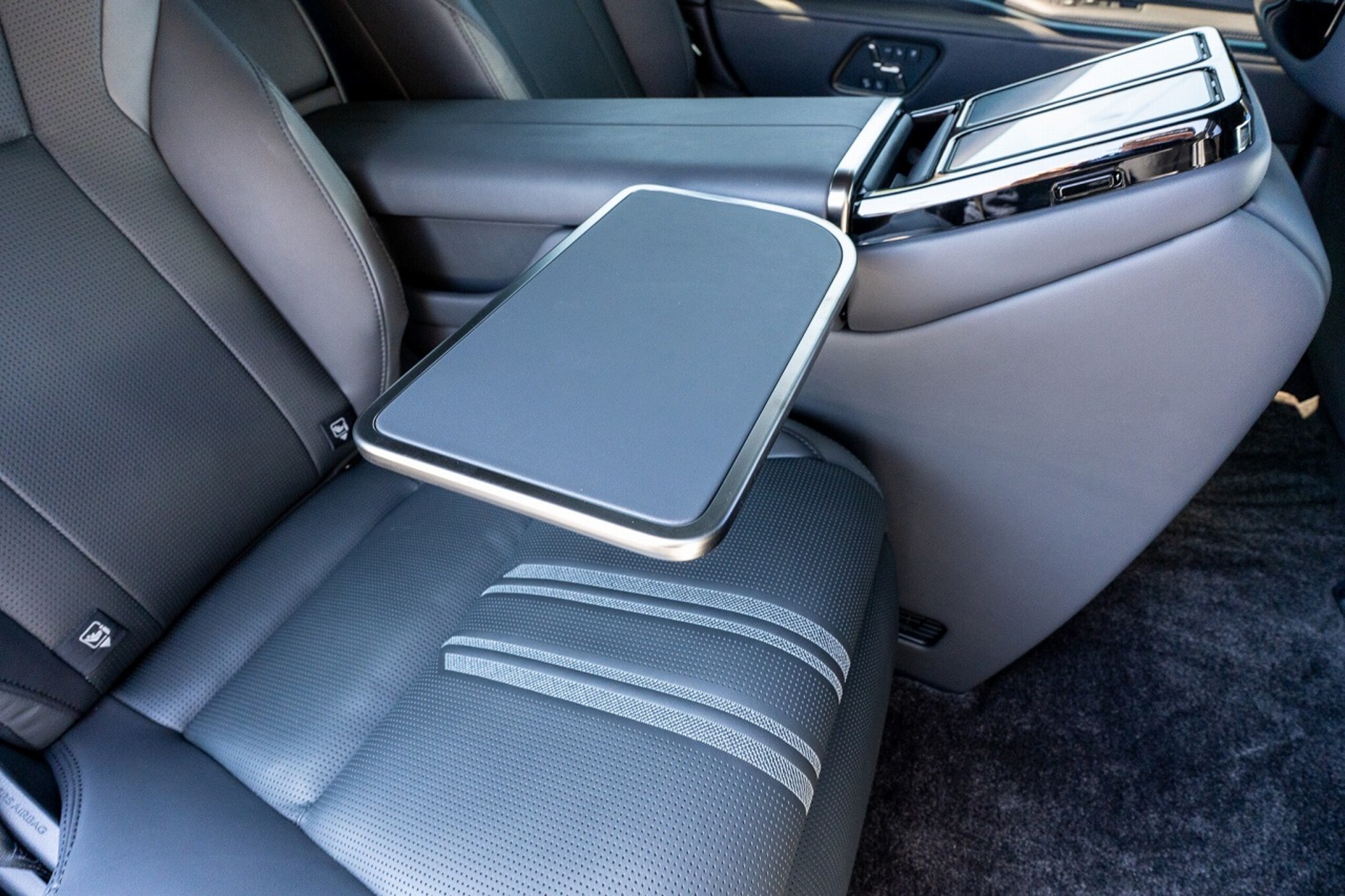 2025 Toyota Century — Photo 31 / 37