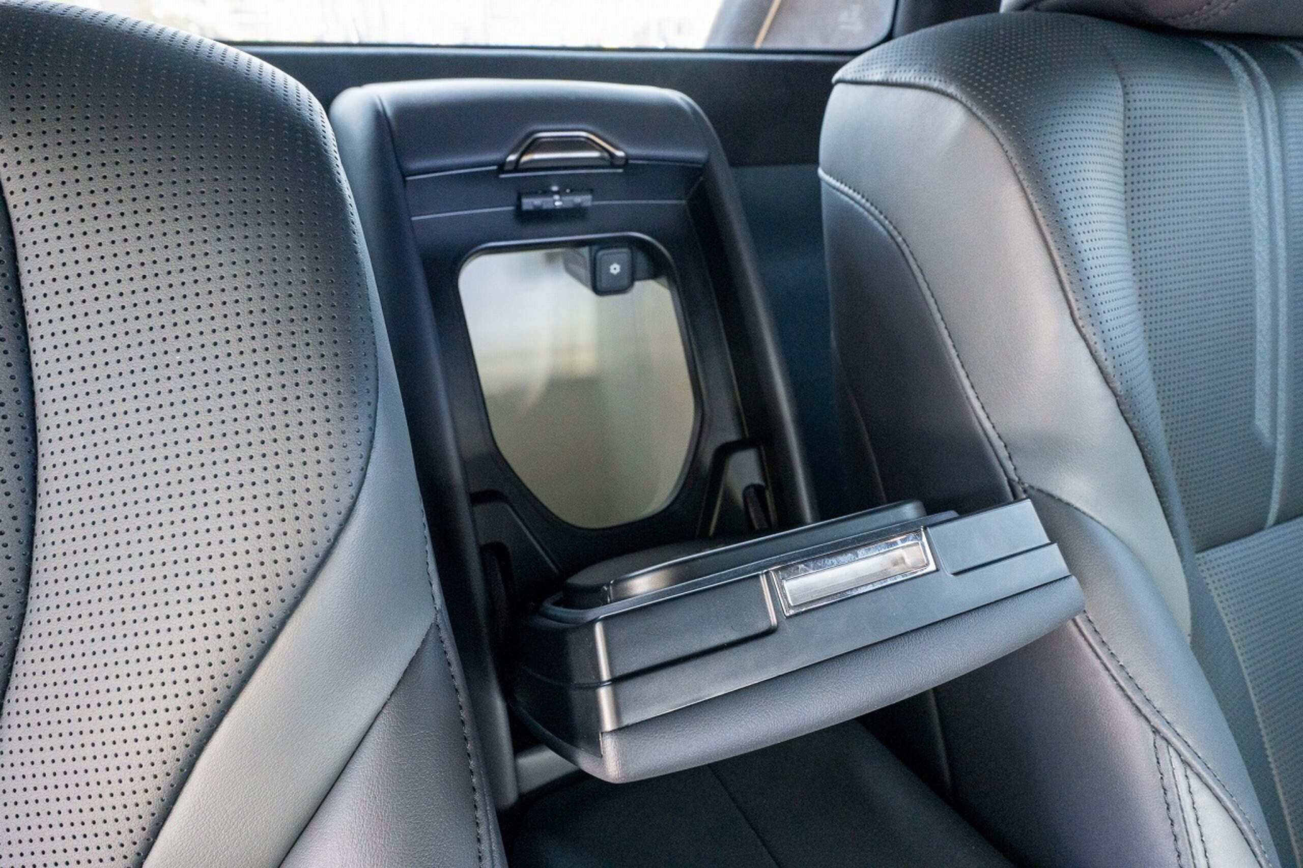 2025 Toyota Century — Photo 33 / 37