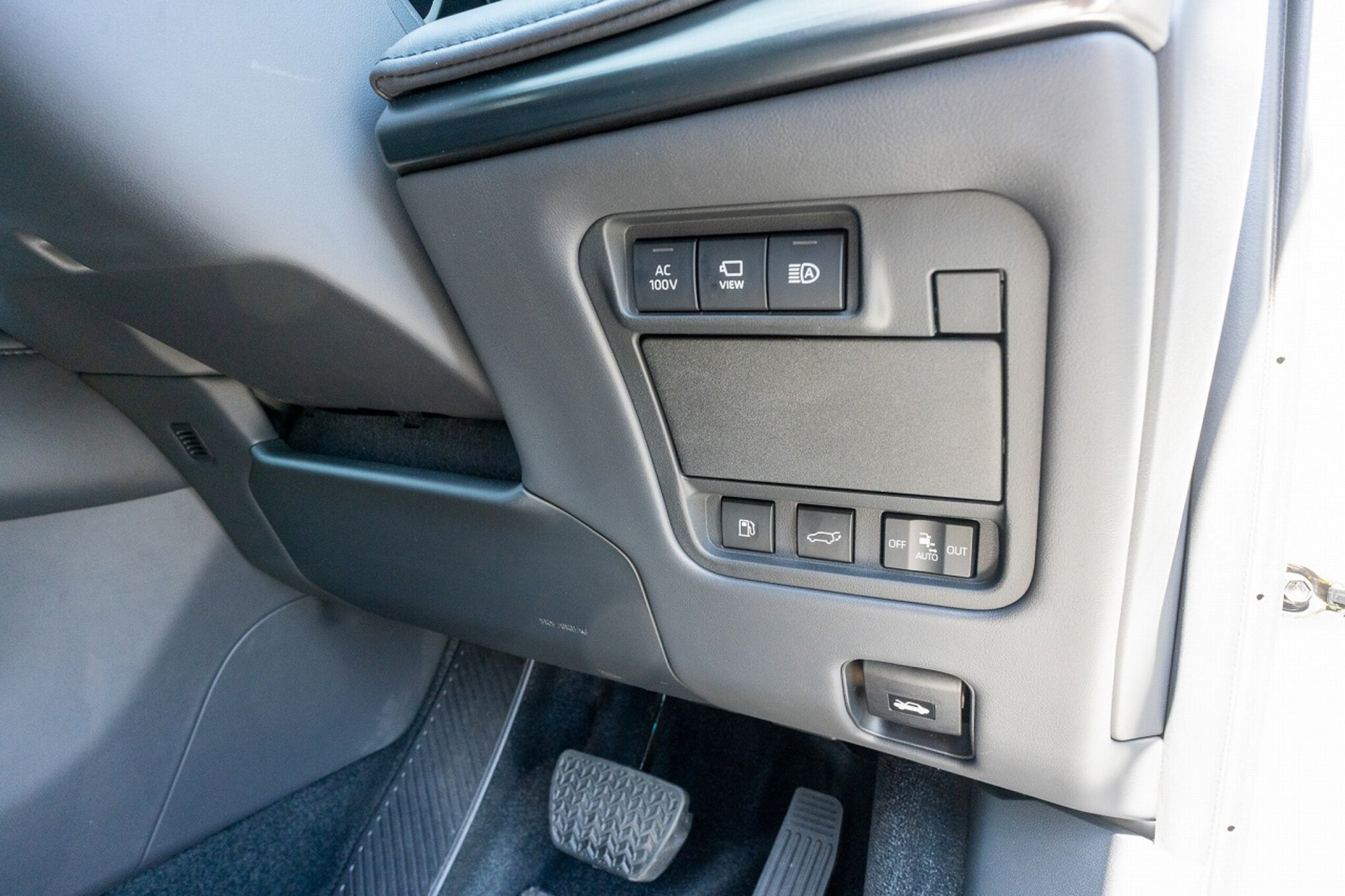 2025 Toyota Century — Photo 37 / 37