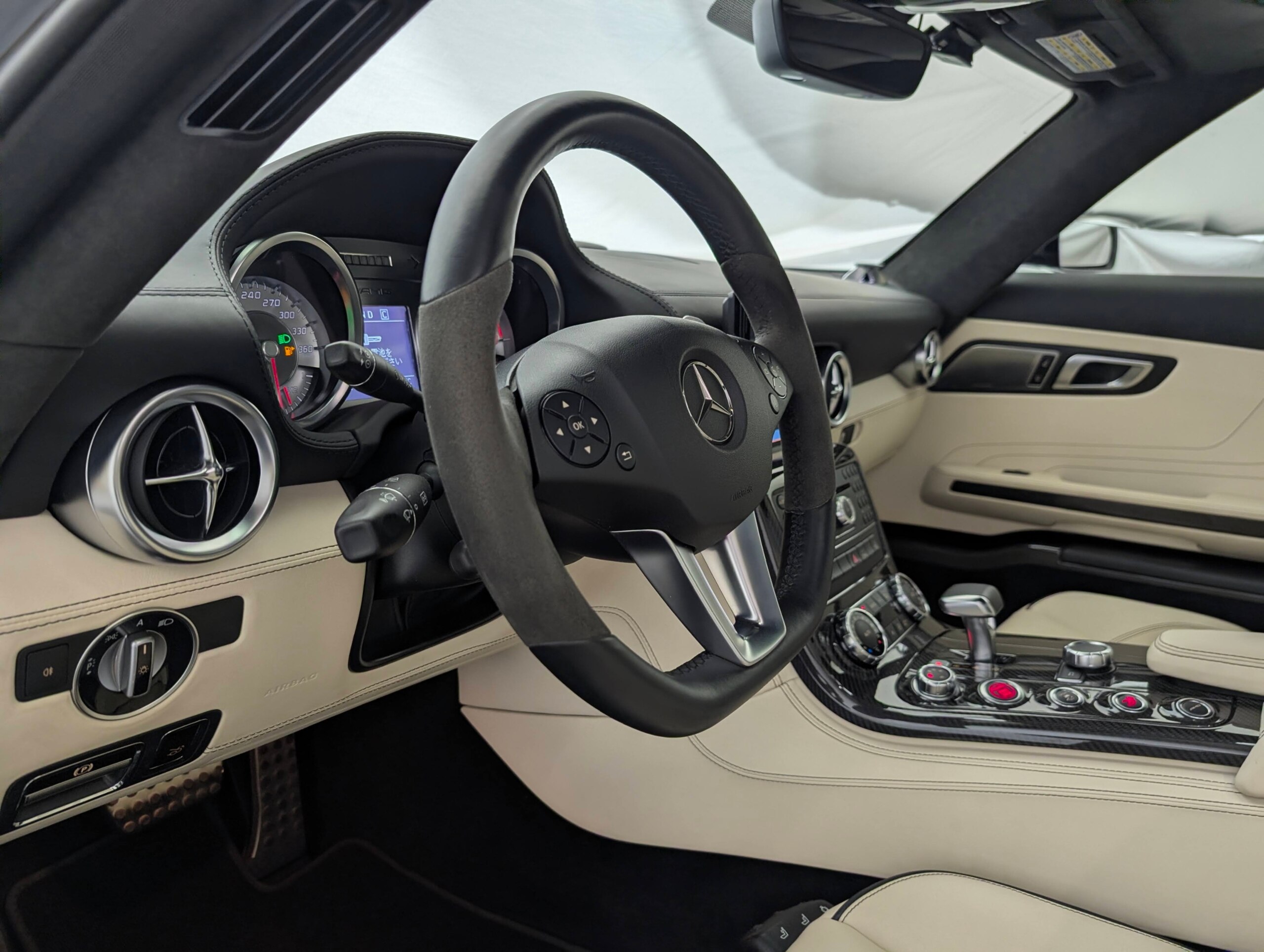 2010 Mercedes Benz SLS AMG — Photo 8 / 19