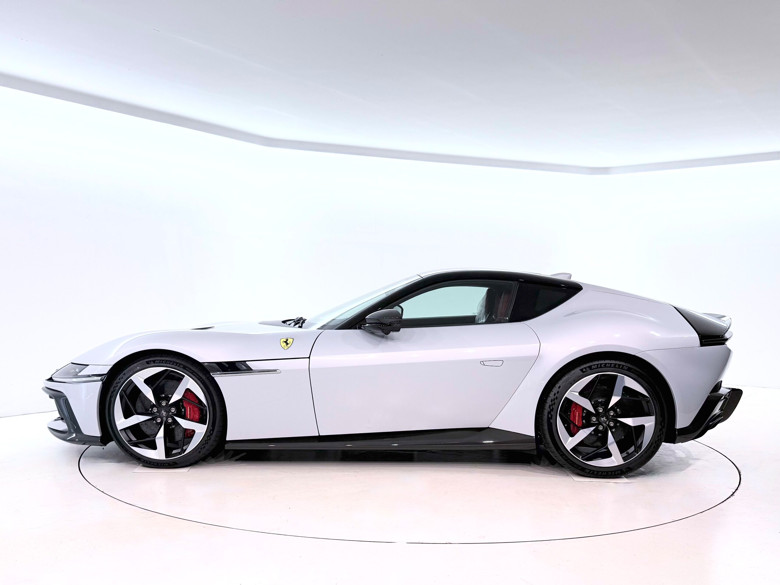 2026 Ferrari 12Cilindri — Photo 10 / 43