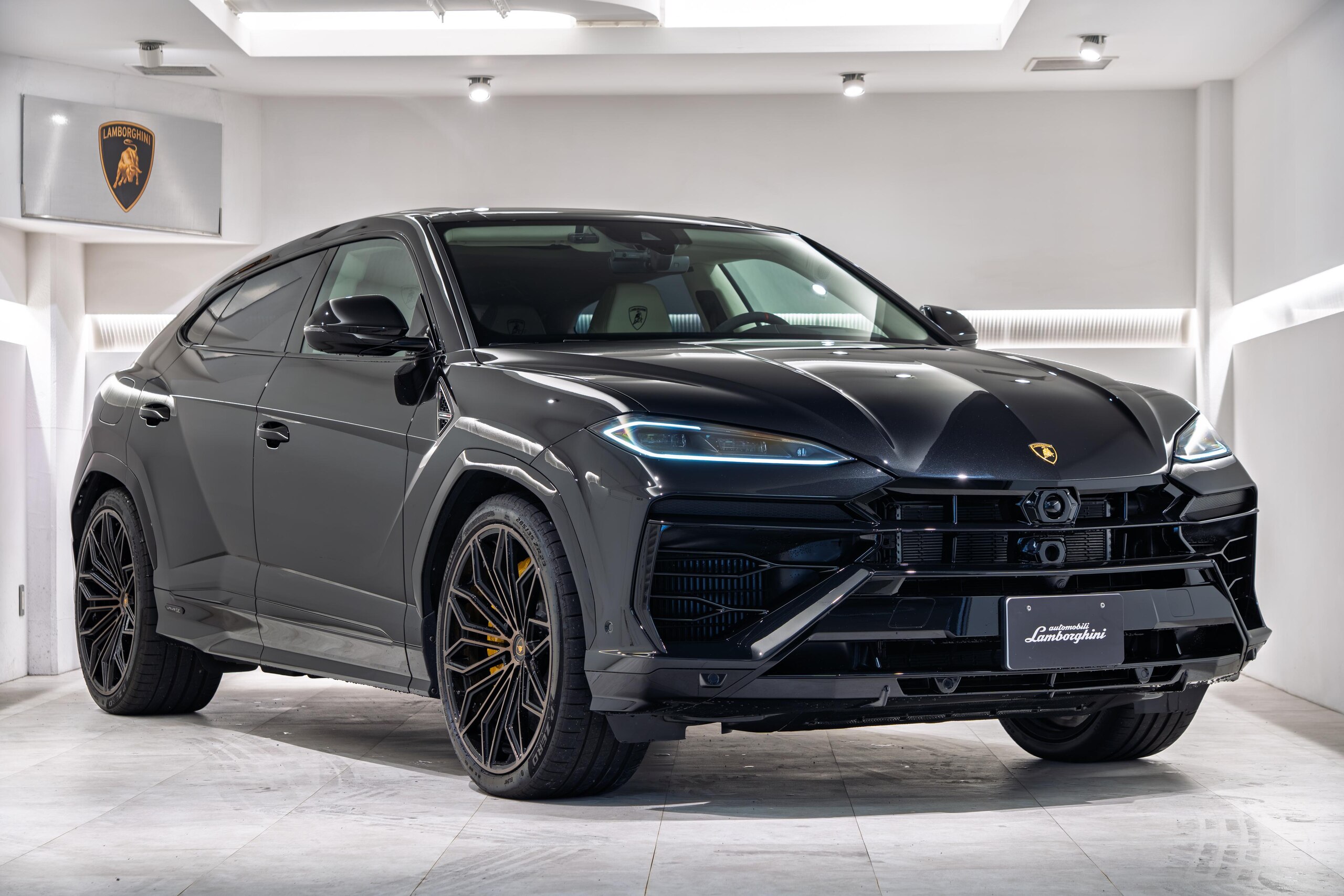 2026 Lamborghini Urus SE Nero Helene (metallic black) for sale in Japan
