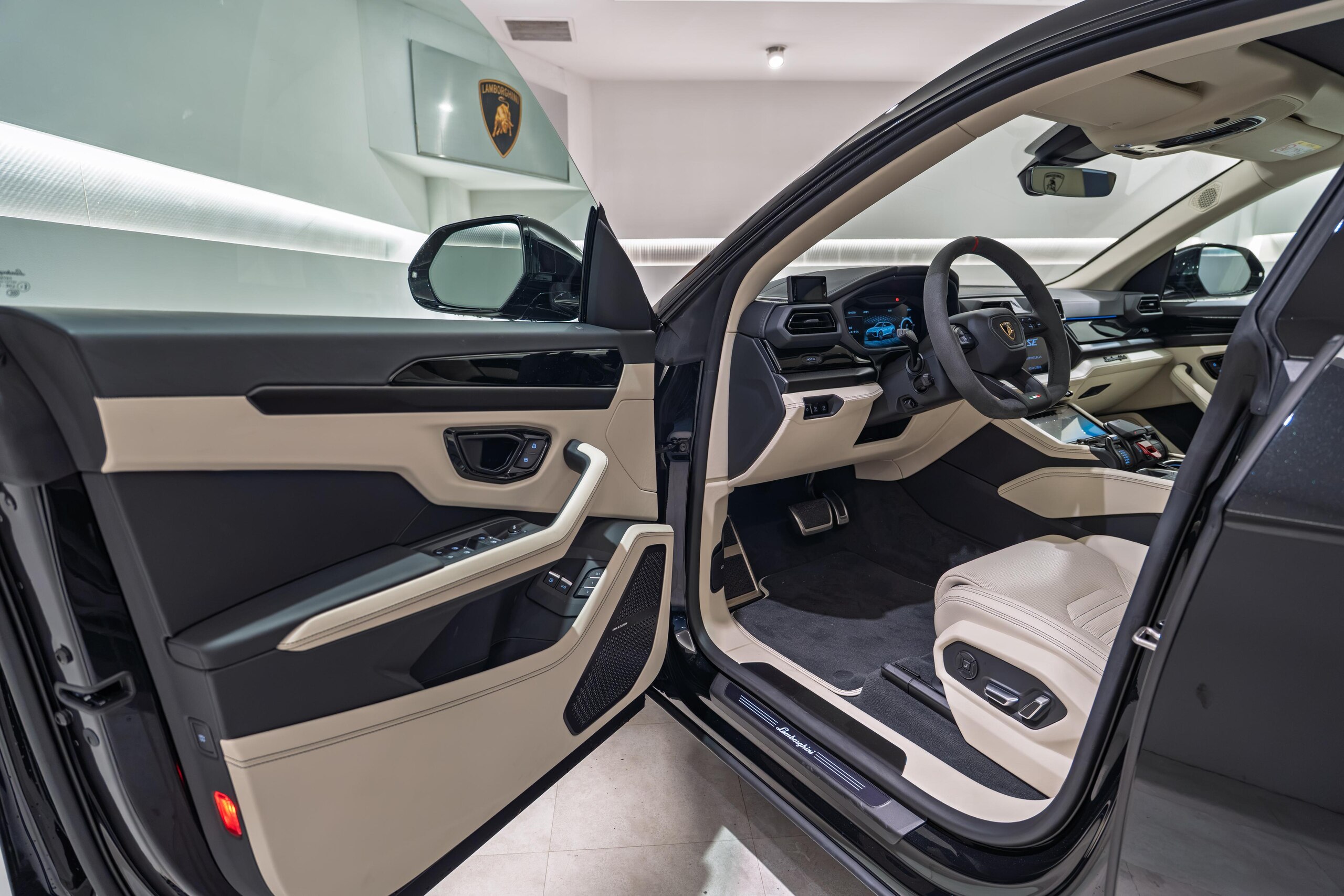 2026 Lamborghini Urus SE — Photo 8 / 26