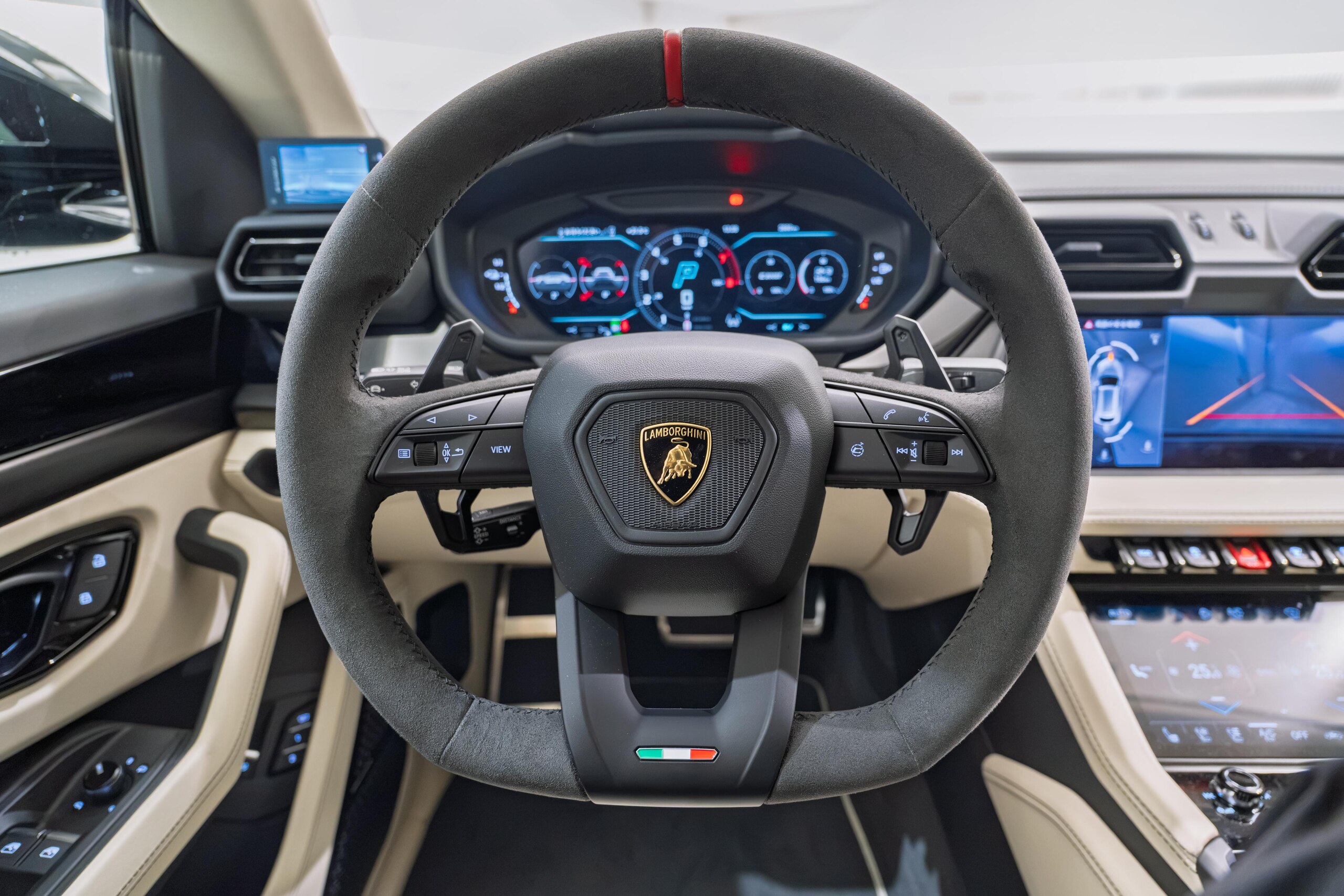 2026 Lamborghini Urus SE — Photo 9 / 26