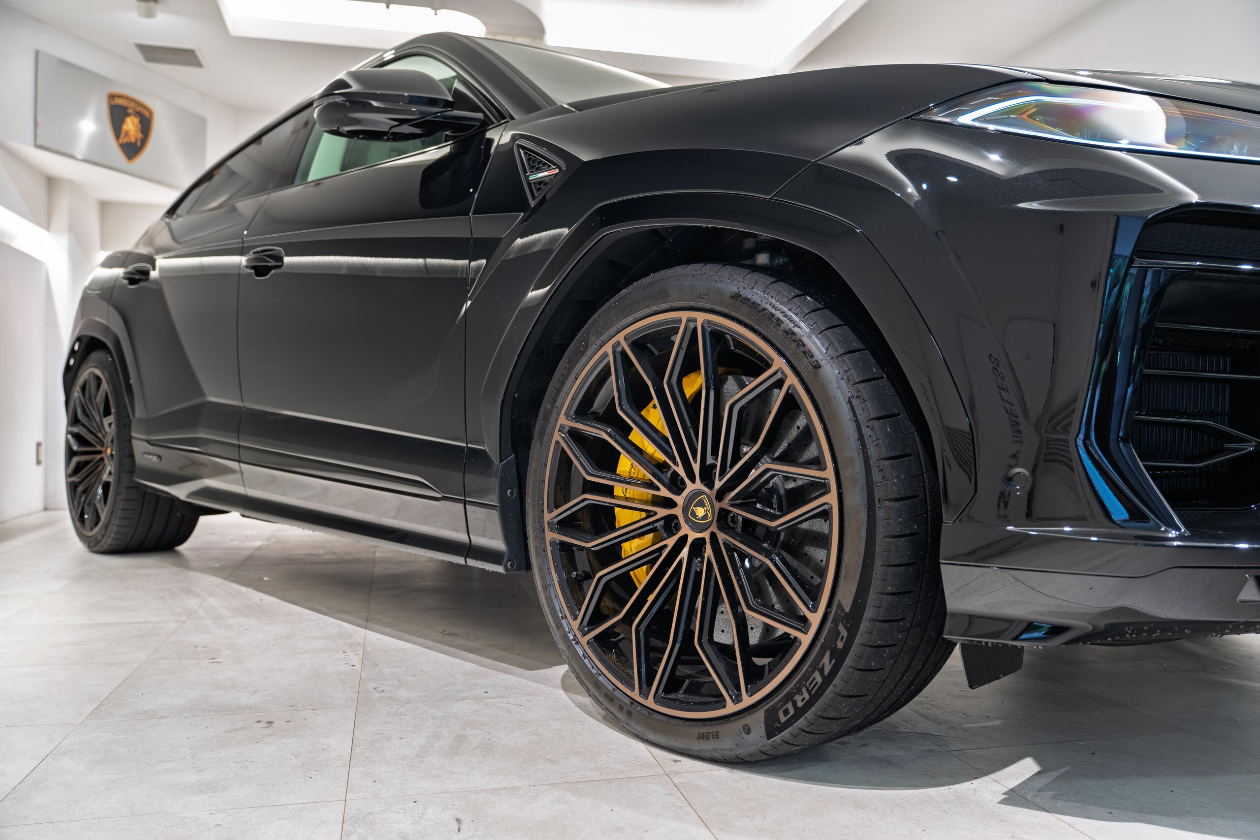 2026 Lamborghini Urus SE — Photo 11 / 26