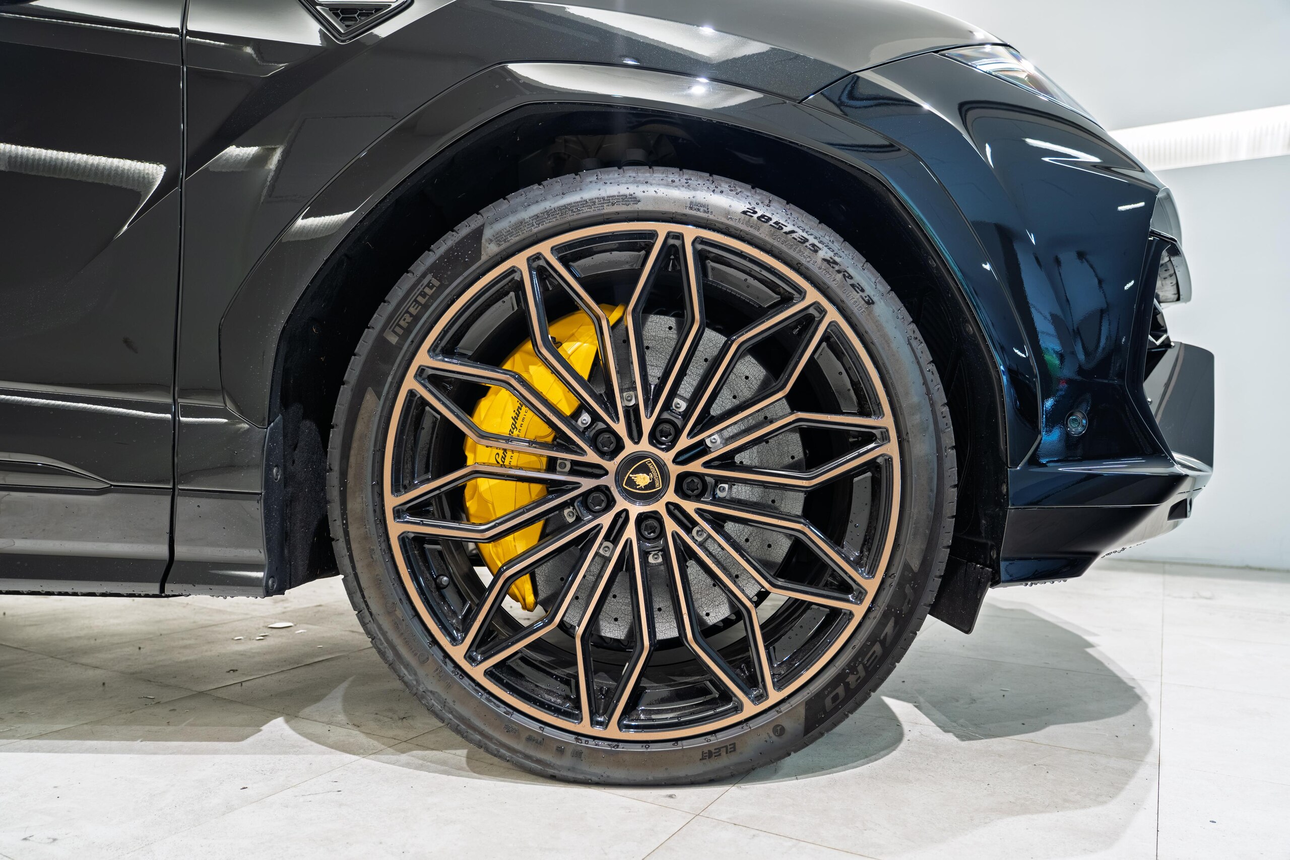 2026 Lamborghini Urus SE — Photo 13 / 26