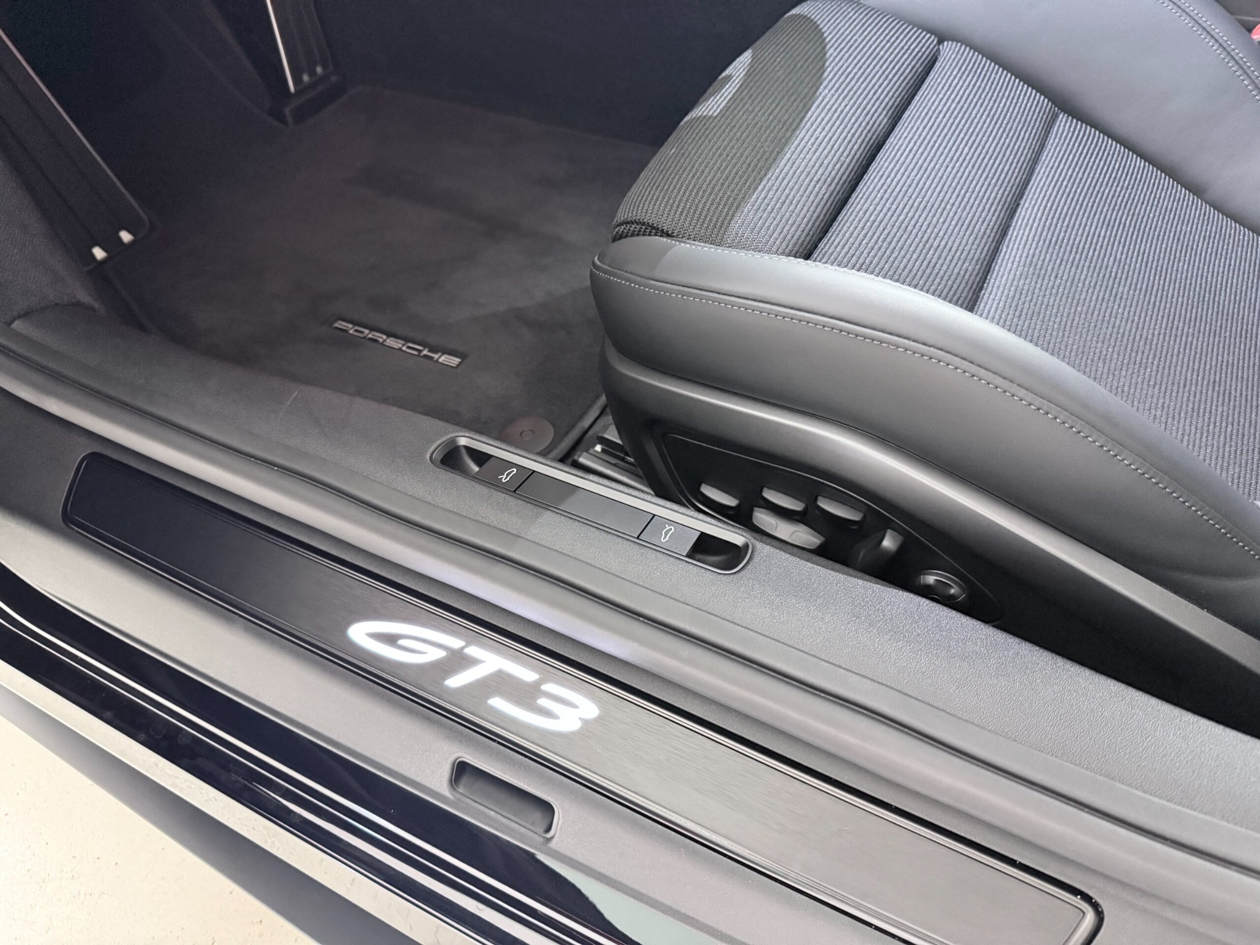 2026 Porsche 911 GT3 — Photo 32 / 49