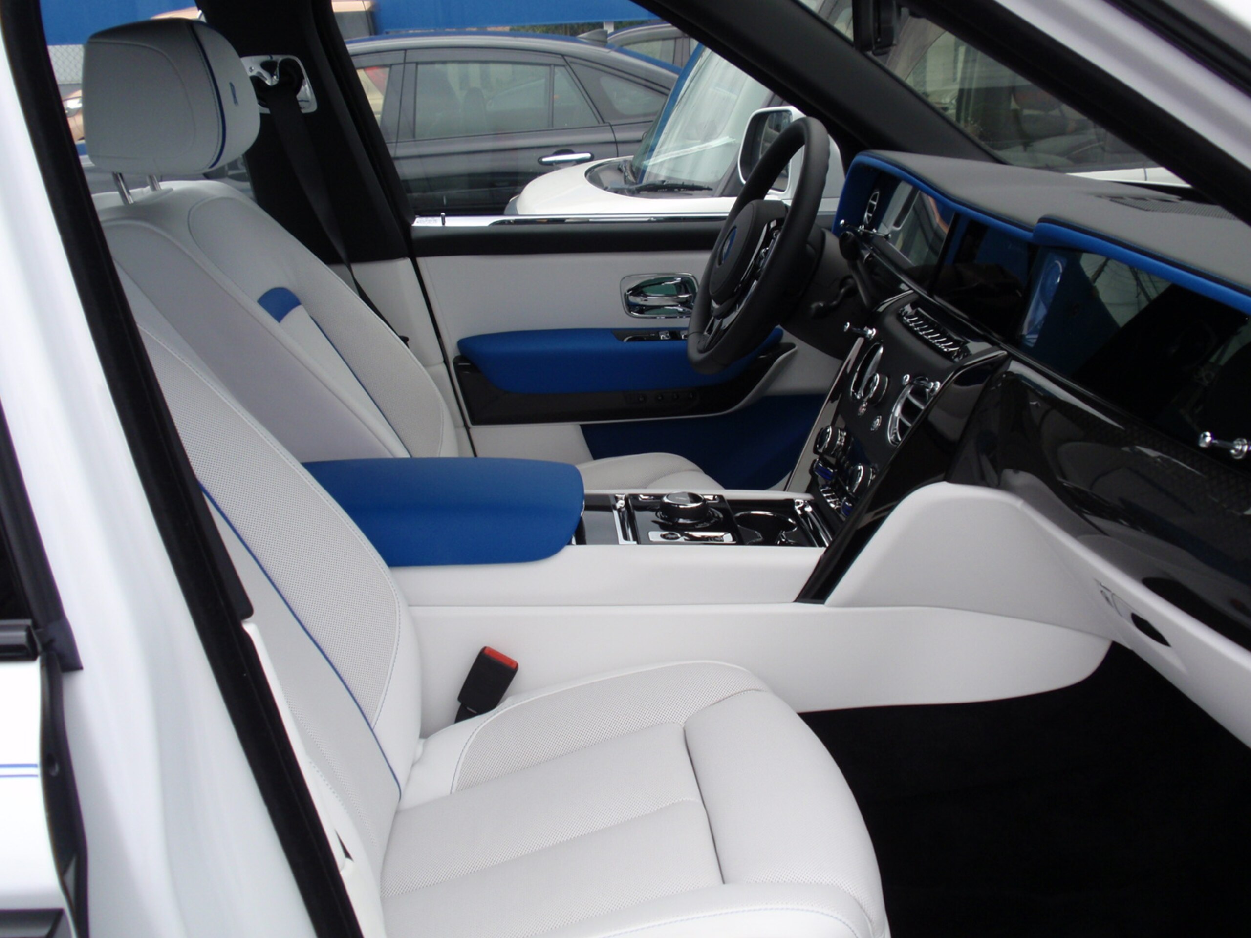 2026 Rolls-Royce Cullinan Black Badge — Photo 19 / 70