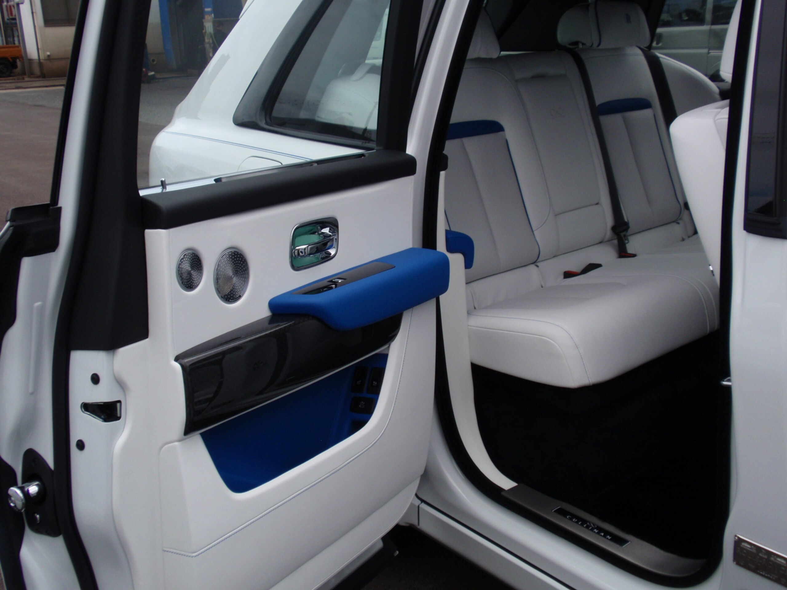 2026 Rolls-Royce Cullinan Black Badge — Photo 28 / 70