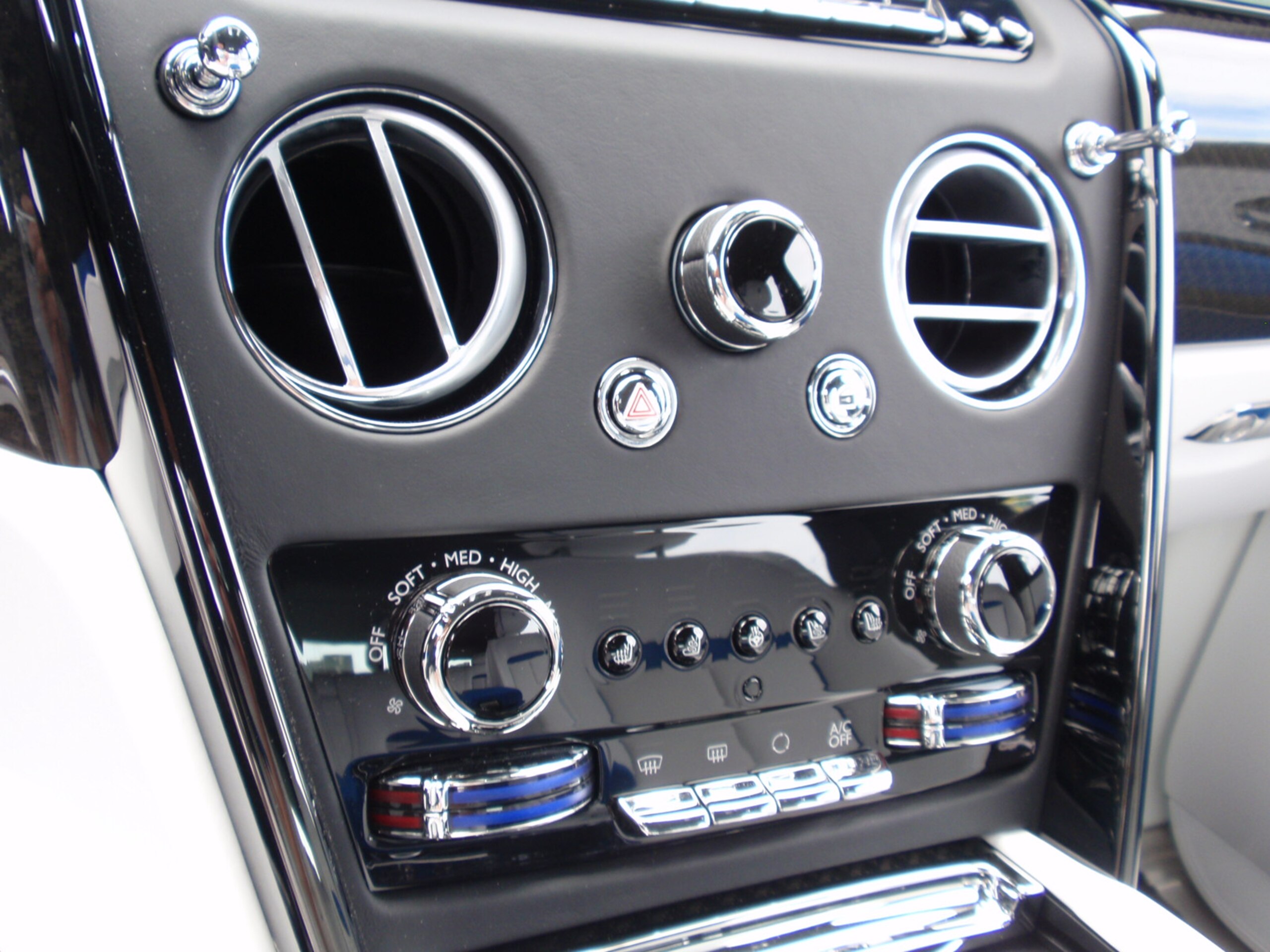 2026 Rolls-Royce Cullinan Black Badge — Photo 54 / 70