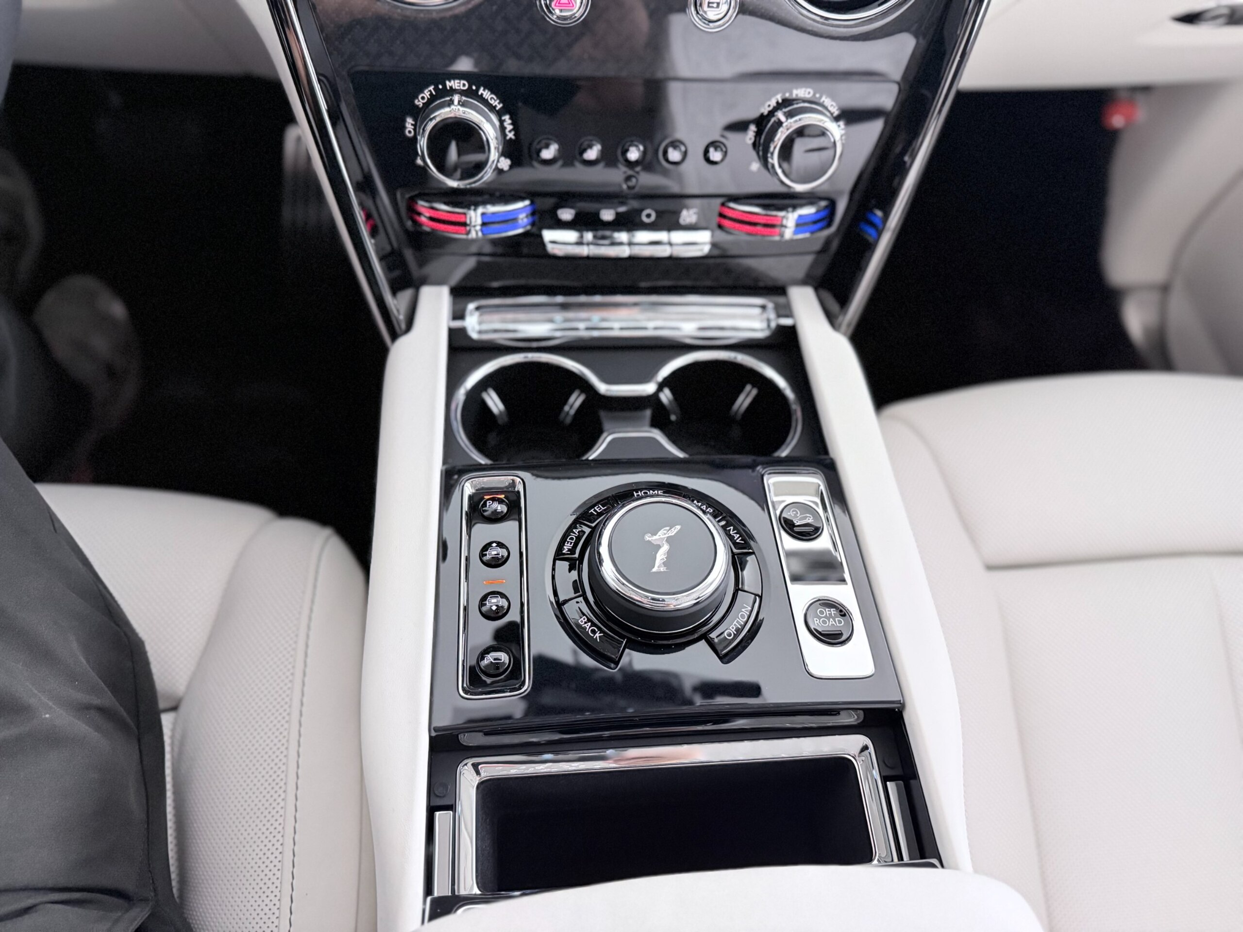 2026 Rolls-Royce Cullinan Black Badge — Photo 11 / 59