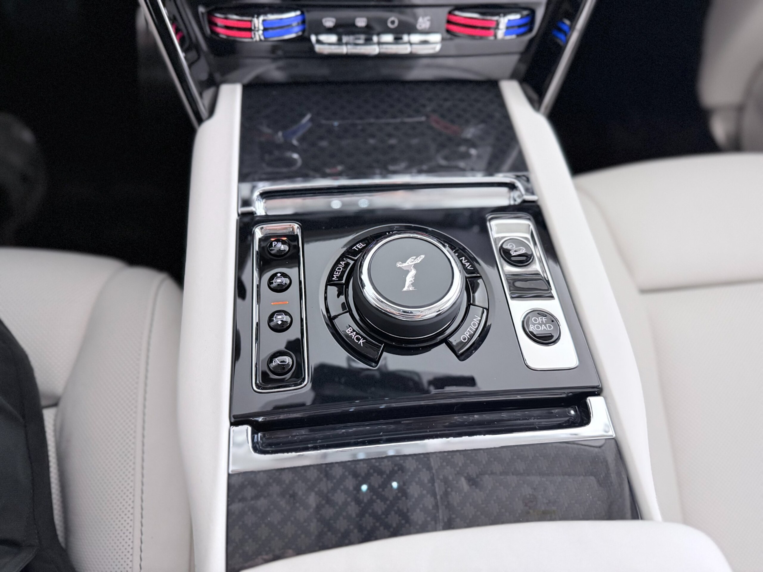 2026 Rolls-Royce Cullinan Black Badge — Photo 24 / 59