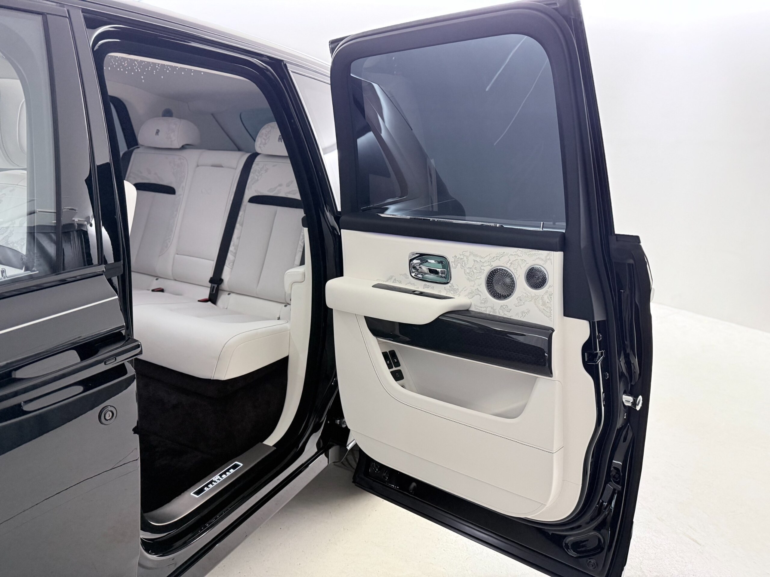 2026 Rolls-Royce Cullinan Black Badge — Photo 30 / 59