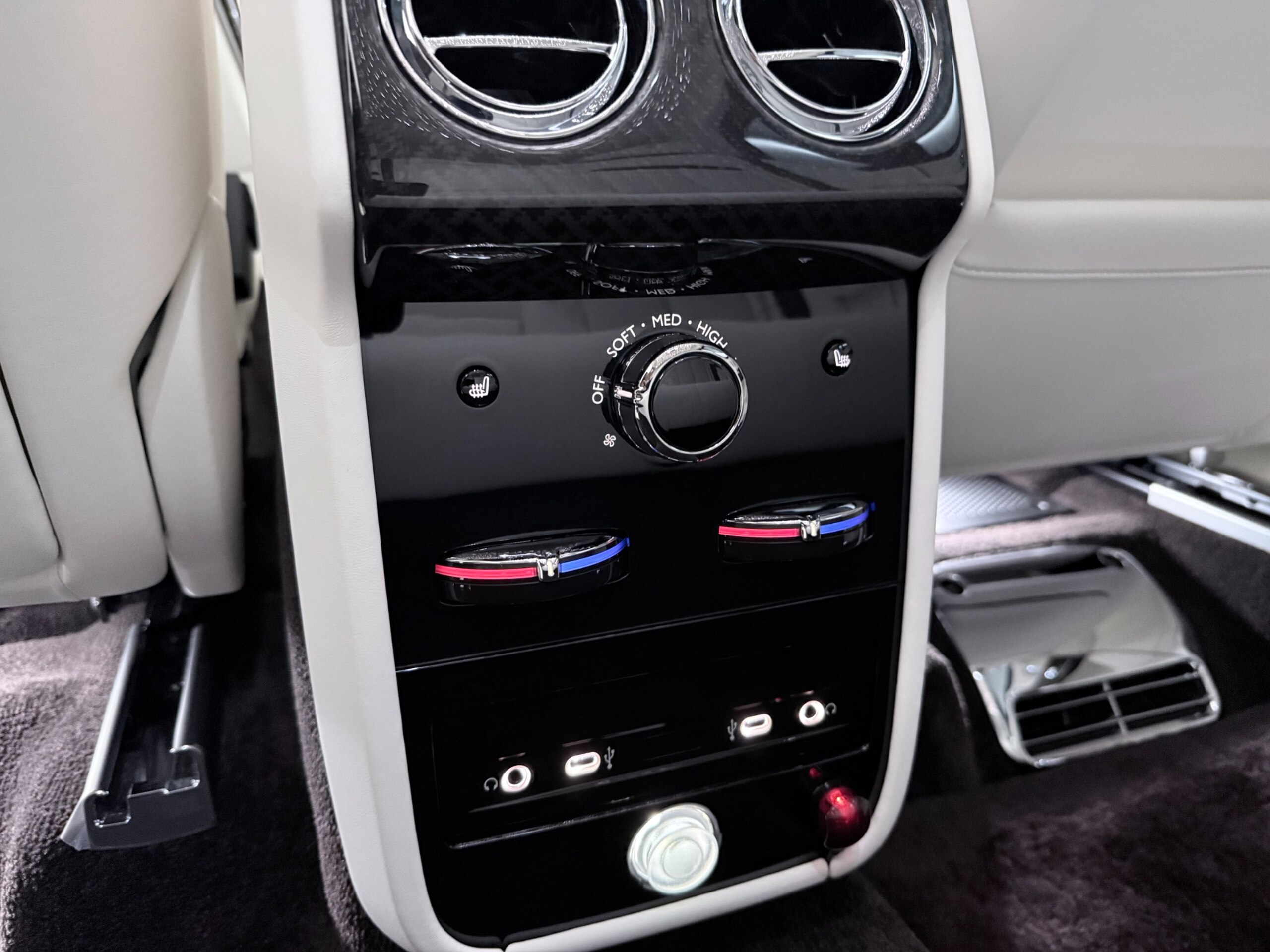 2026 Rolls-Royce Cullinan Black Badge — Photo 38 / 59