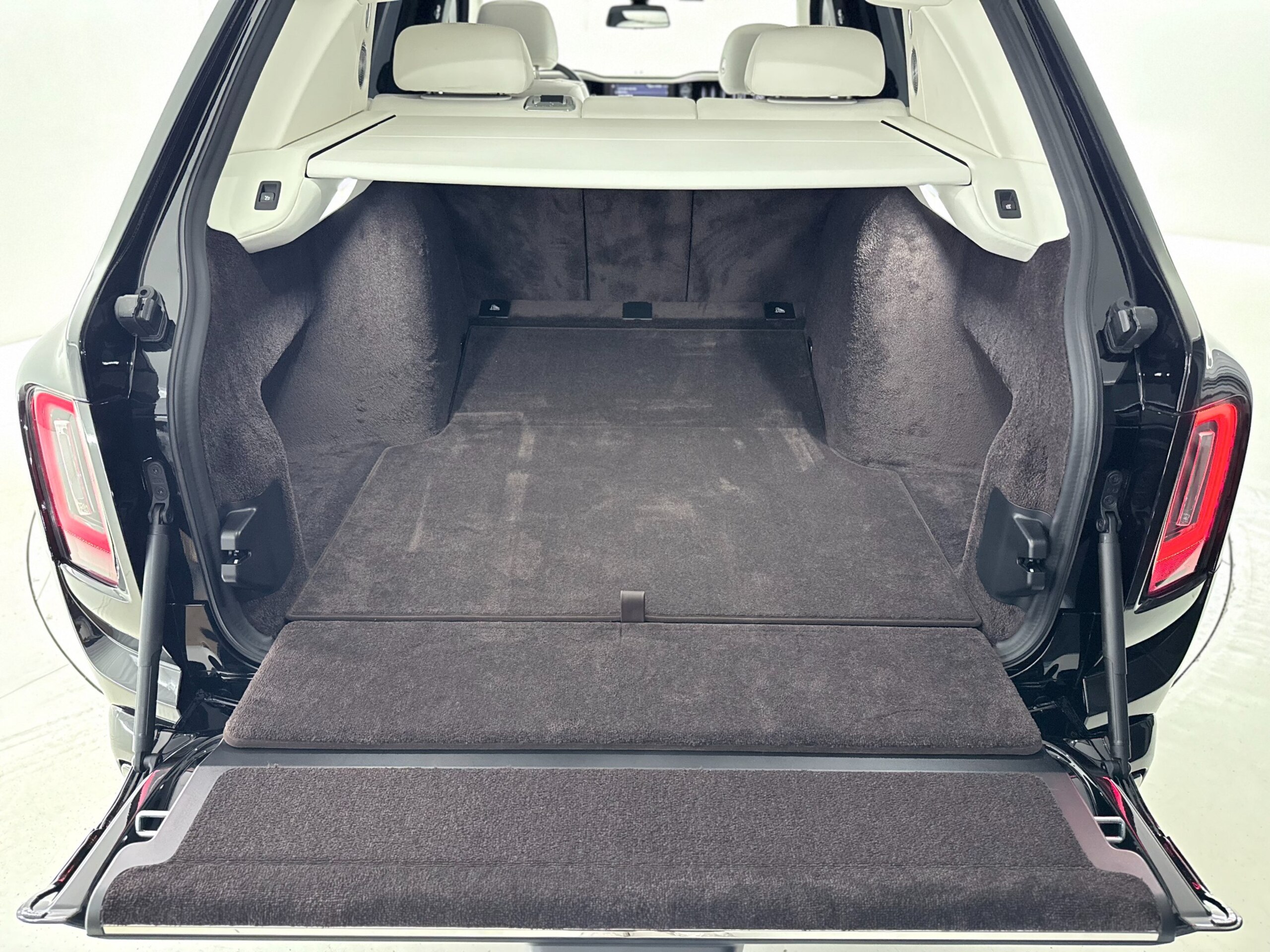 2026 Rolls-Royce Cullinan Black Badge — Photo 42 / 59