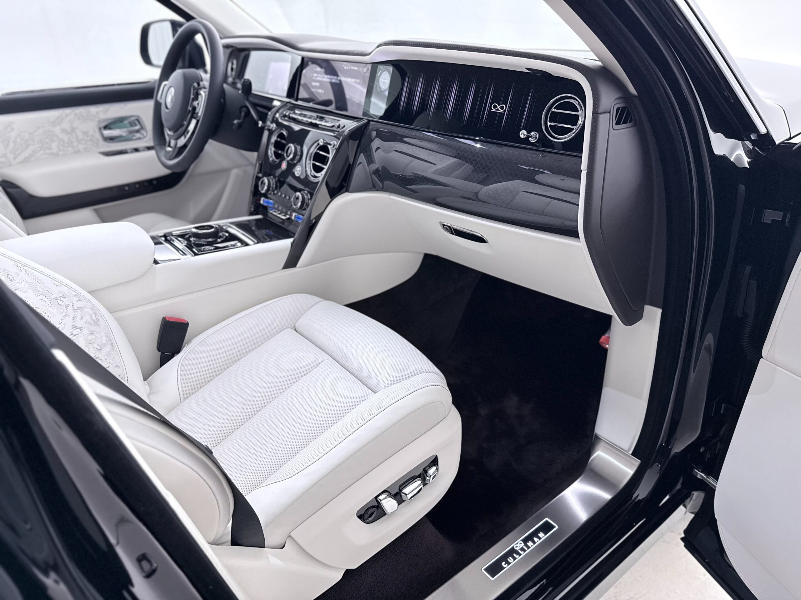 2026 Rolls-Royce Cullinan Black Badge — Photo 45 / 59