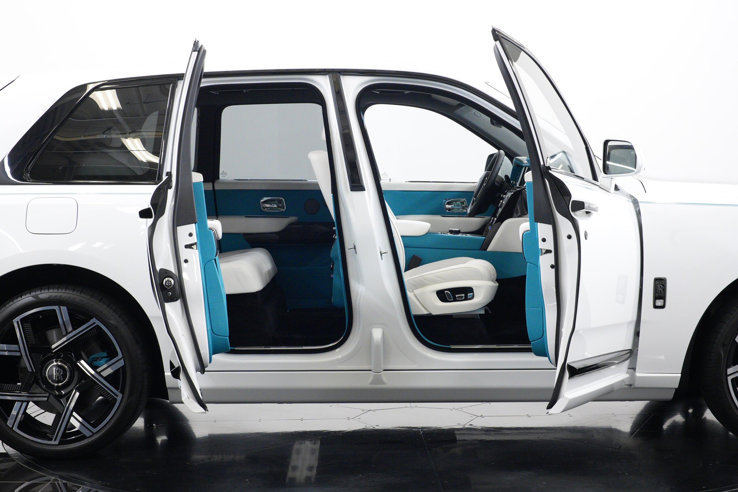 2026 Rolls-Royce Cullinan — Photo 6 / 41