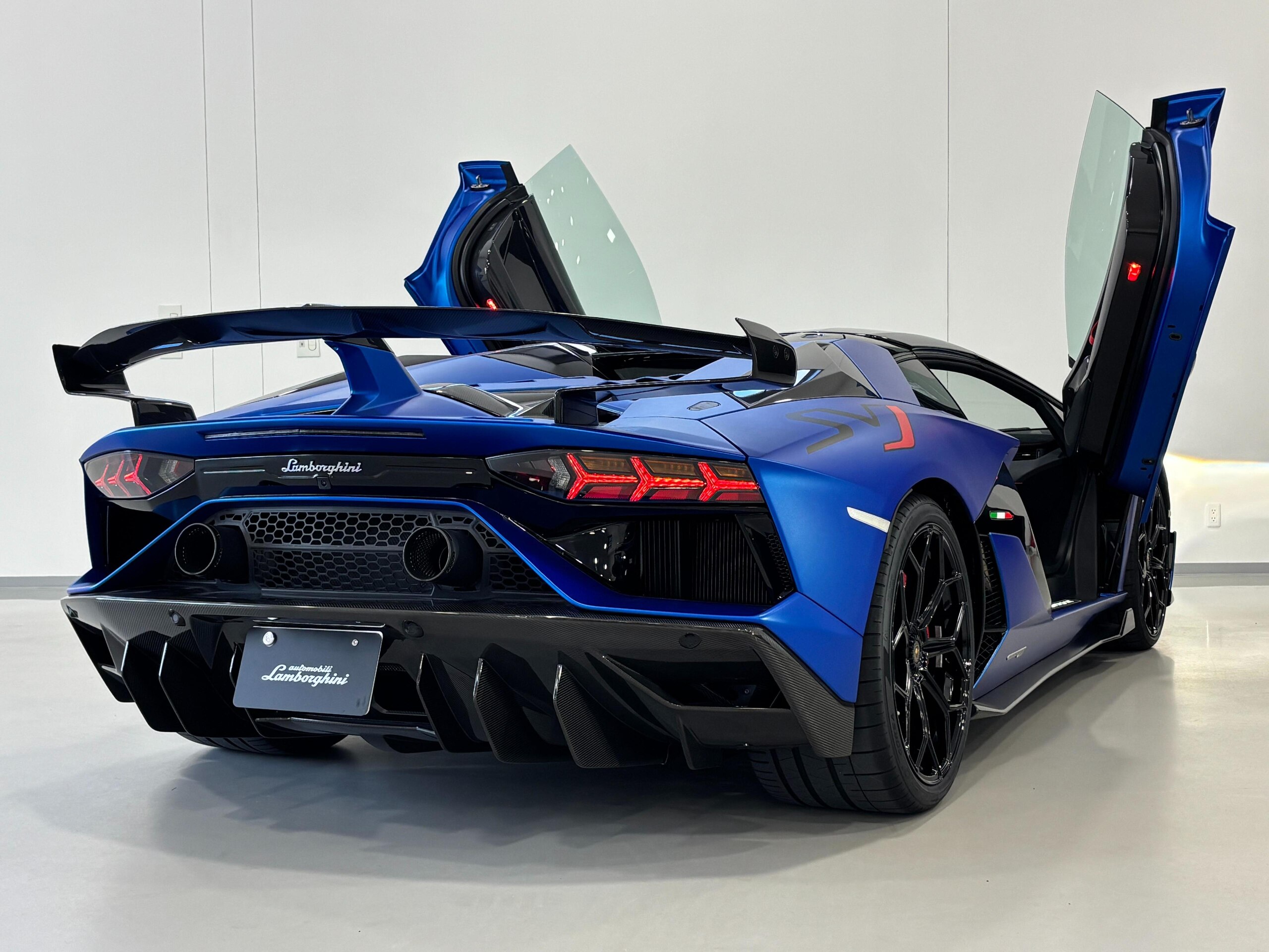 2020 Lamborghini Aventador SVJ Roadster — Photo 16 / 40