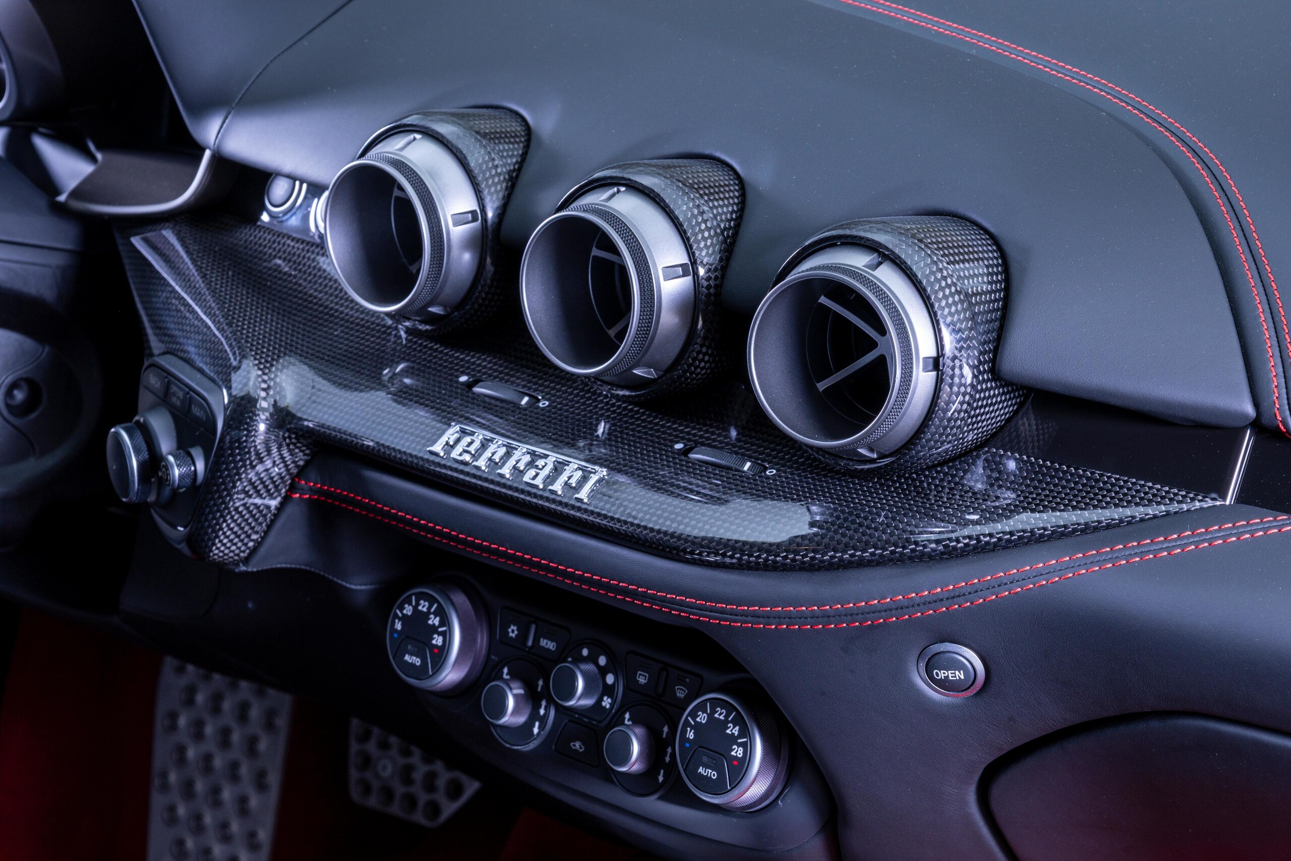 2016 Ferrari F12 Berlinetta — Photo 11 / 19