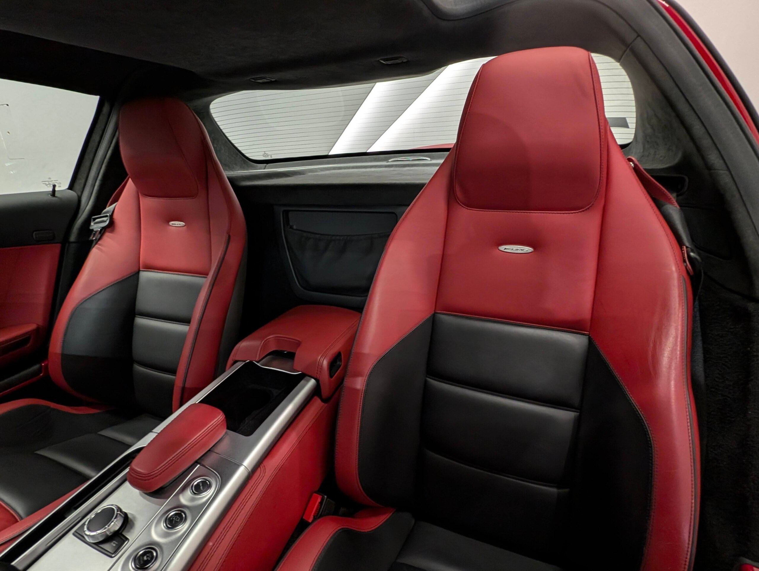 2010 Mercedes Benz SLS AMG — Photo 7 / 19