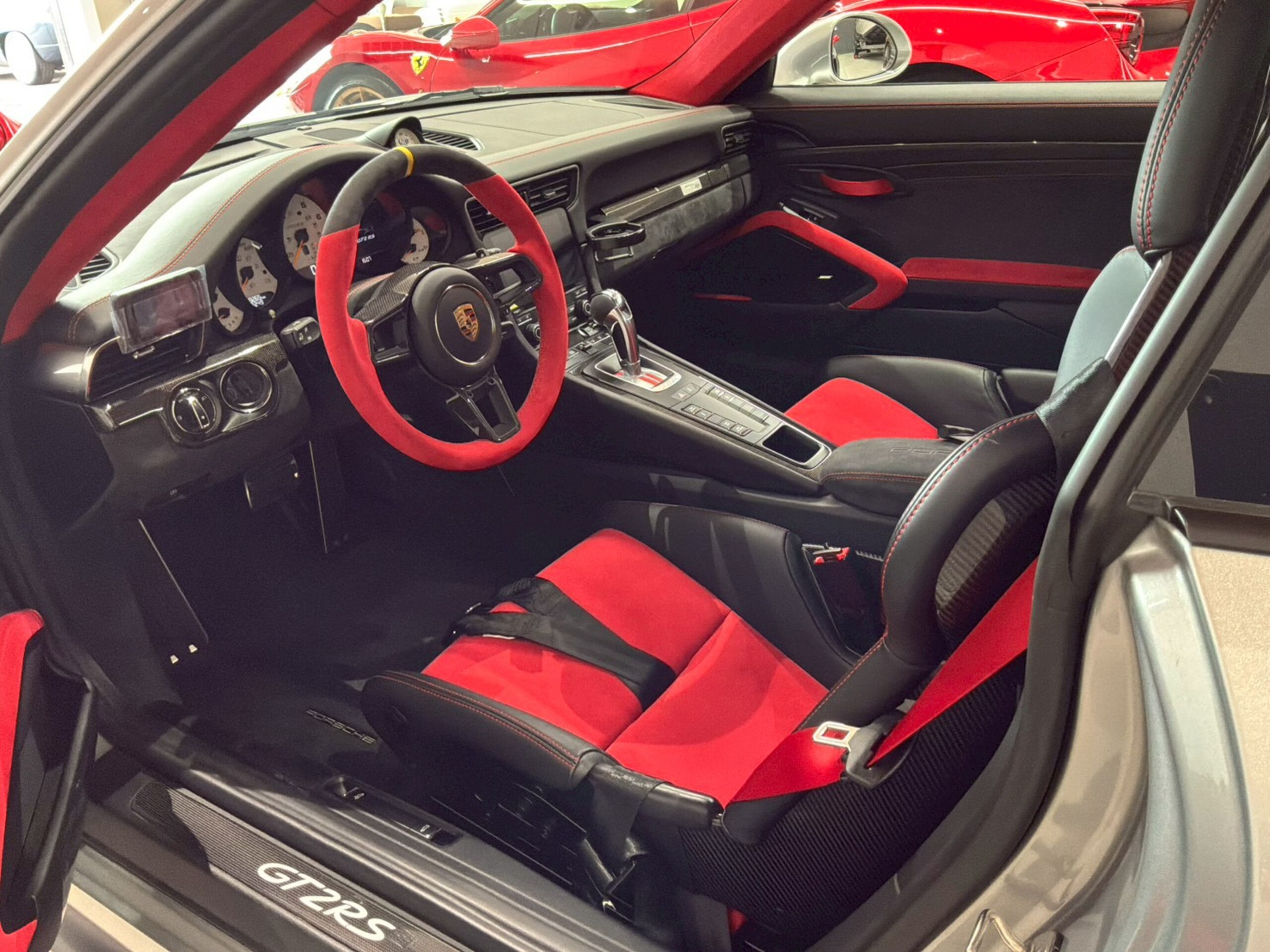 2019 Porsche 911 GT2 RS — Photo 6 / 32