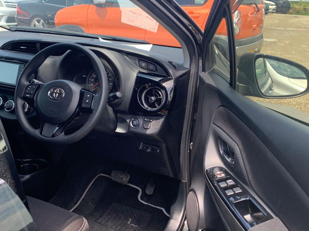 2019 Toyota Vitz — Photo 11 / 20