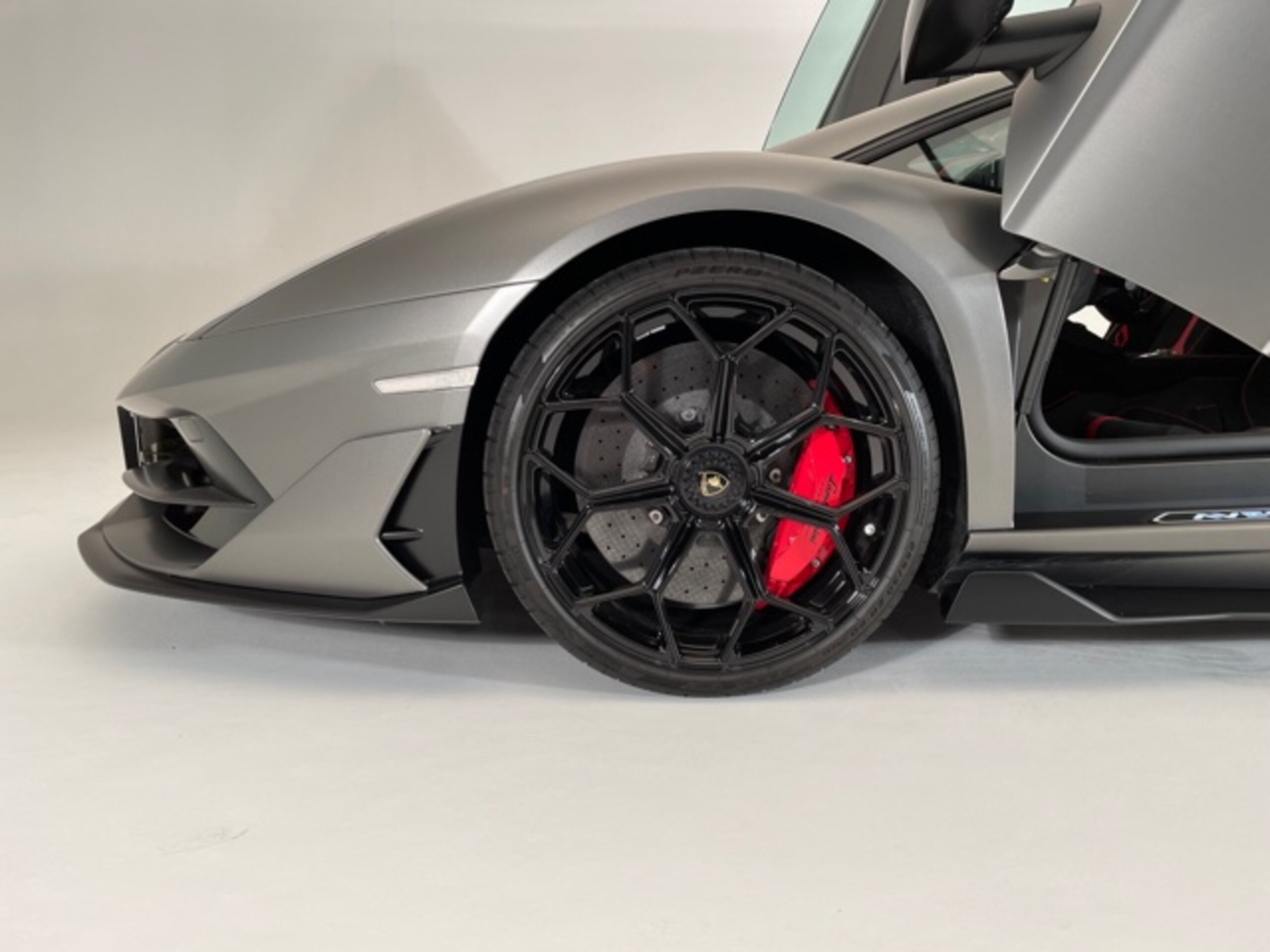 2019 Lamborghini Aventador SVJ — Photo 8 / 15