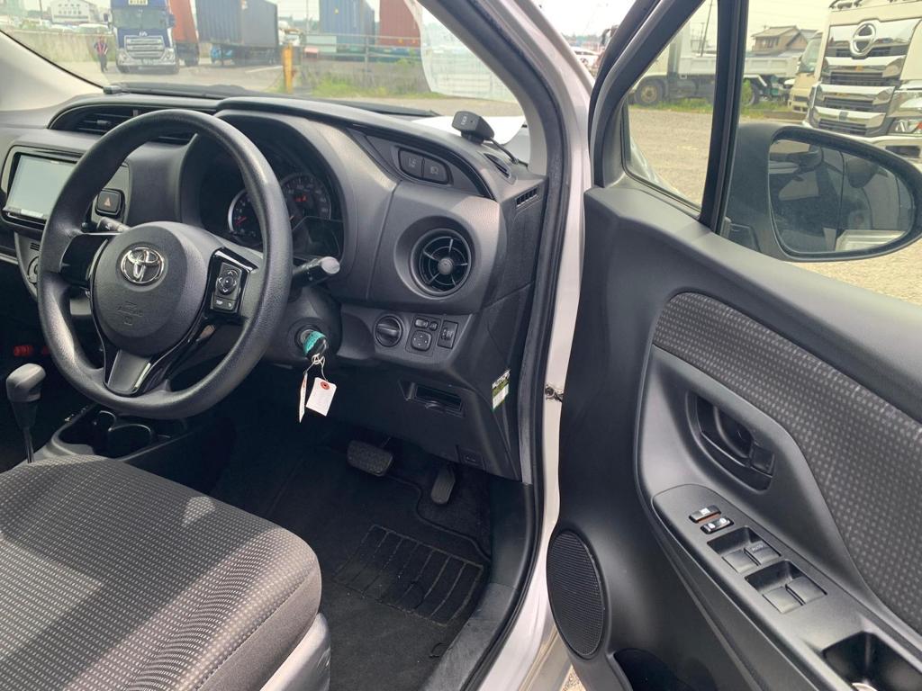 2019 Toyota Vitz — Photo 13 / 17