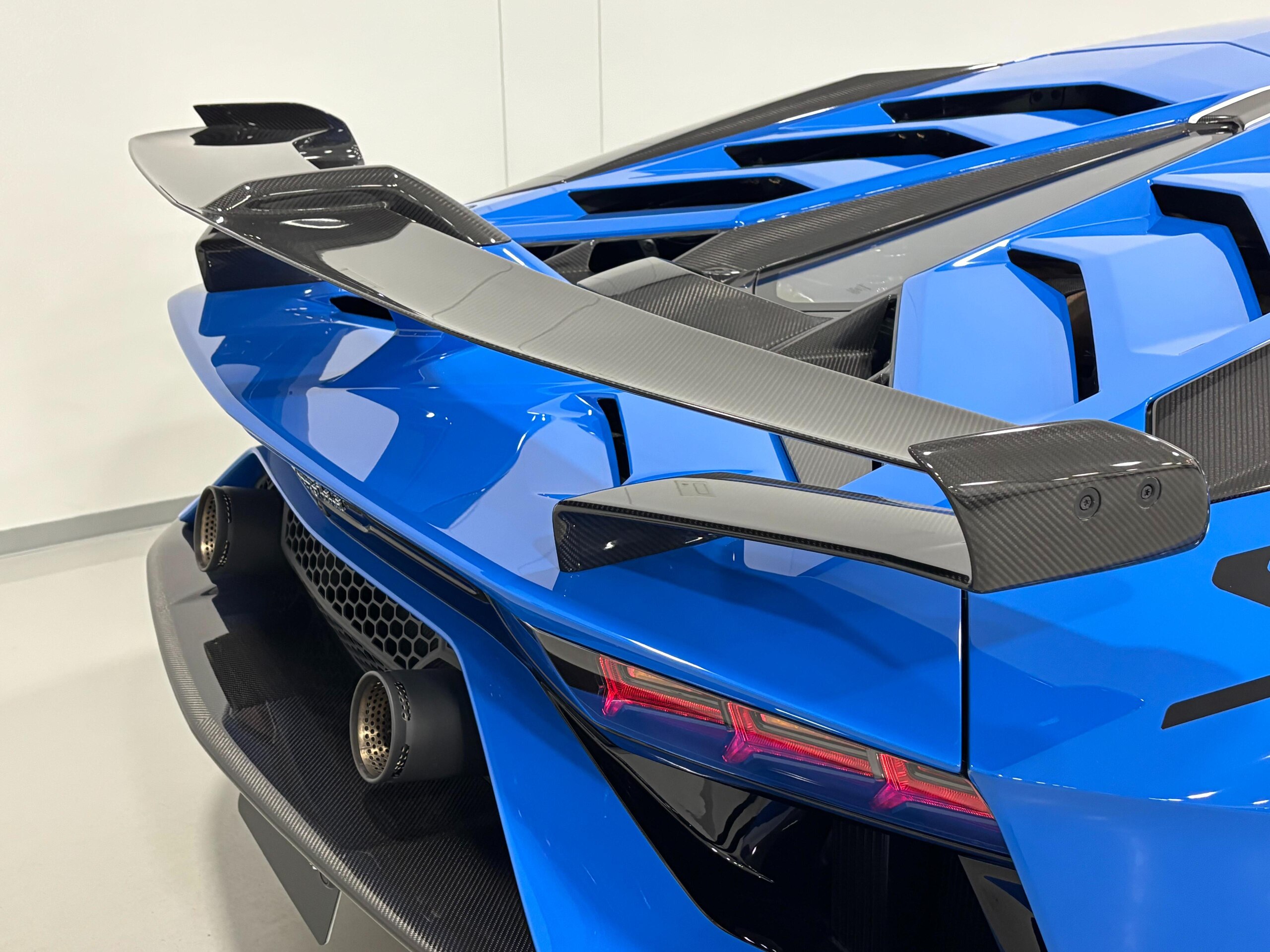 2019 Lamborghini Aventador SVJ — Photo 10 / 21