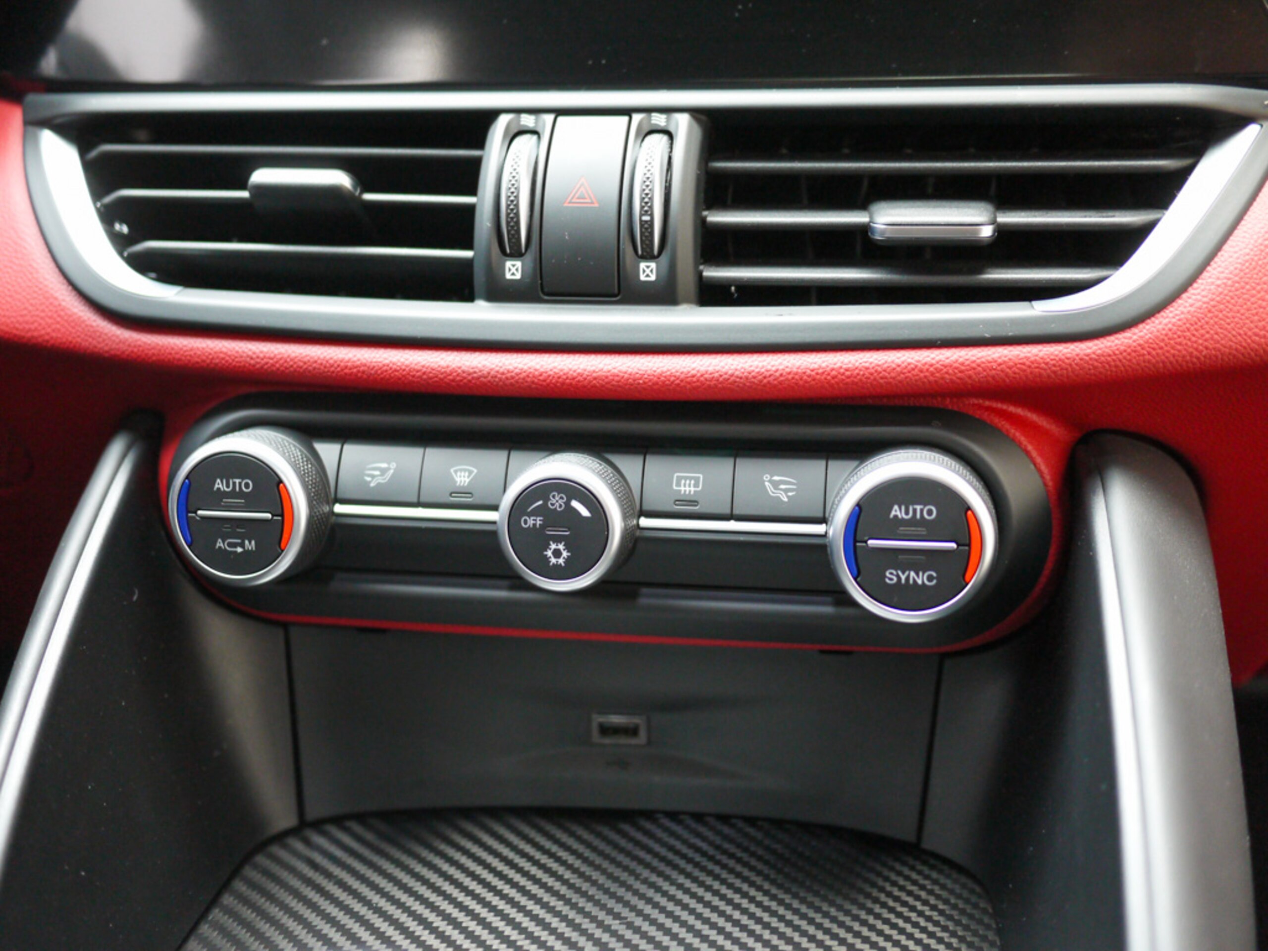 2018 Alfa Romeo Giulia Quadrifoglio — Photo 12 / 20