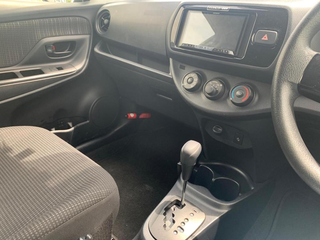 2019 Toyota Vitz — Photo 9 / 11