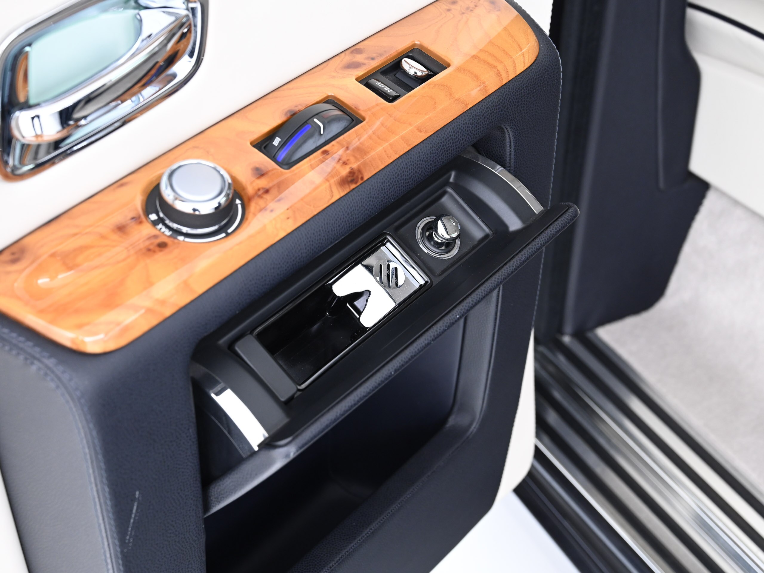 2015 Rolls-Royce Phantom — Photo 20 / 27