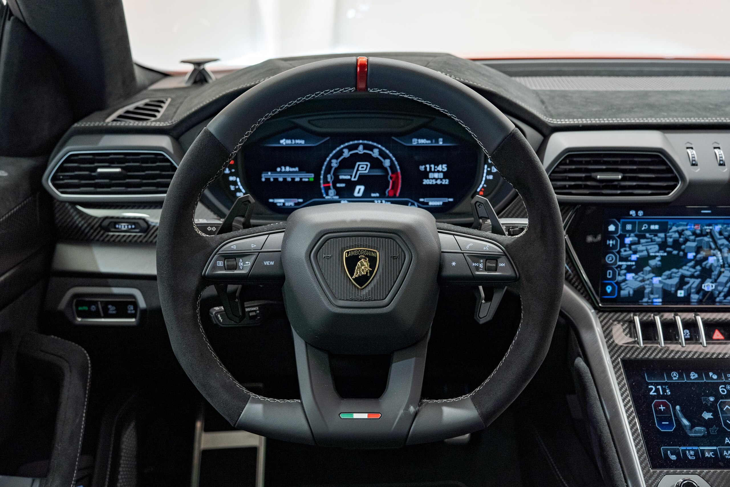 2025 Lamborghini Urus Performante — Photo 10 / 22