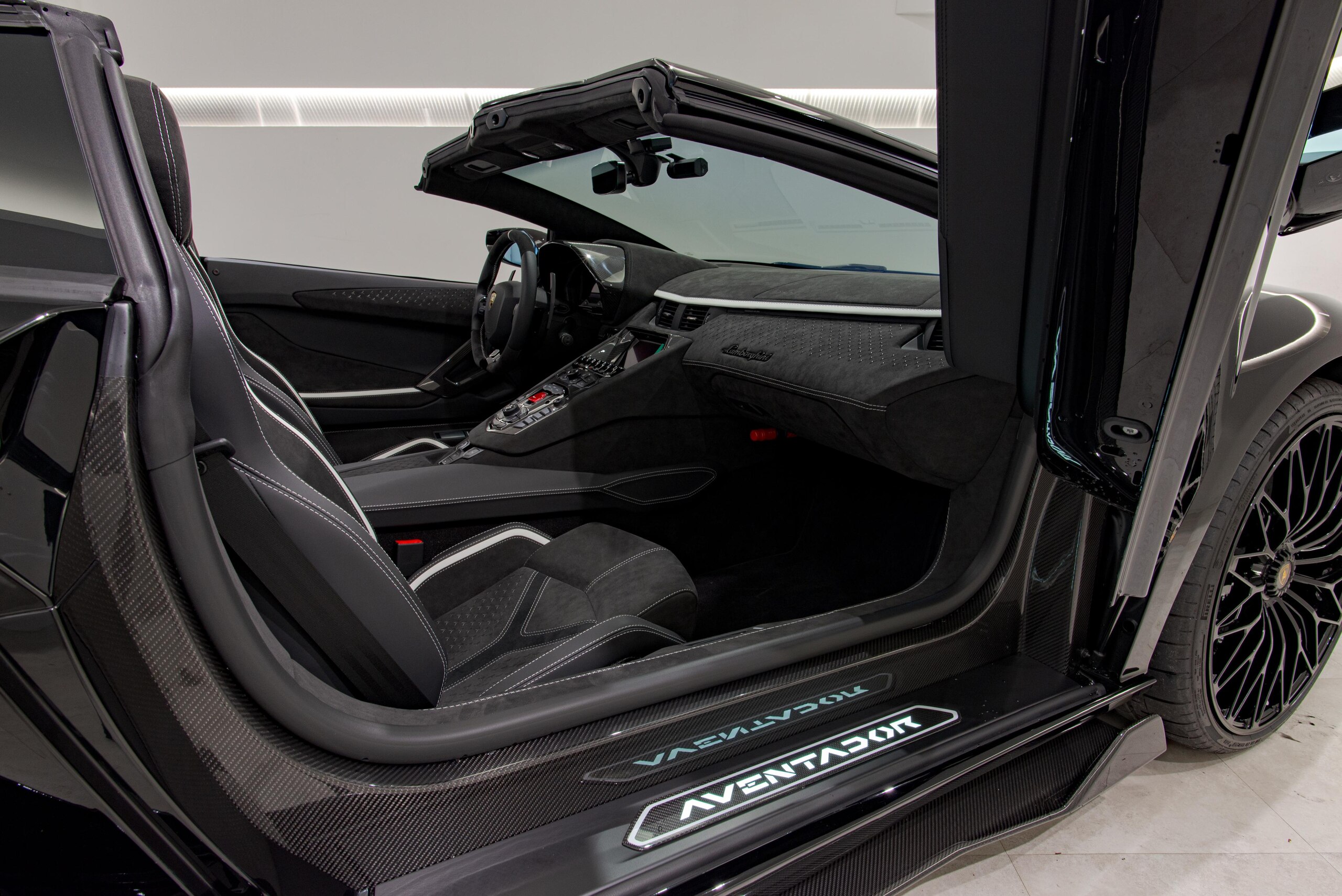 2022 Lamborghini Aventador Roadster LP780-4 Ultimae — Photo 18 / 27