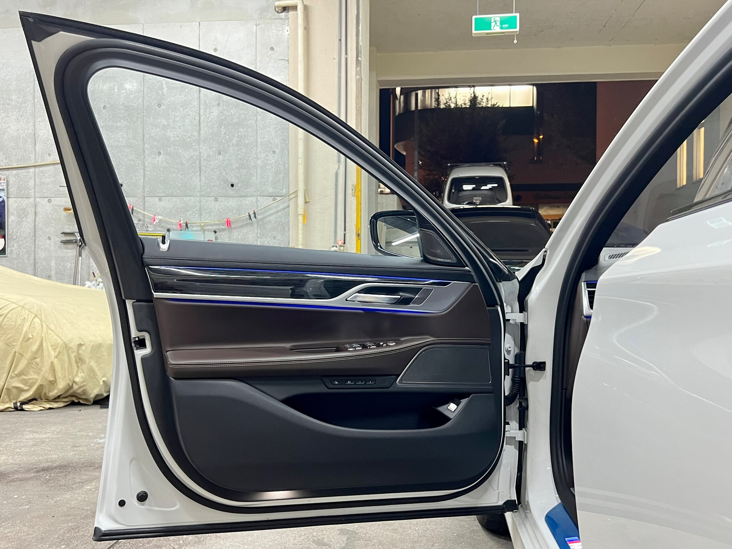 2020 BMW 750i xDrive M Sport — Photo 16 / 19