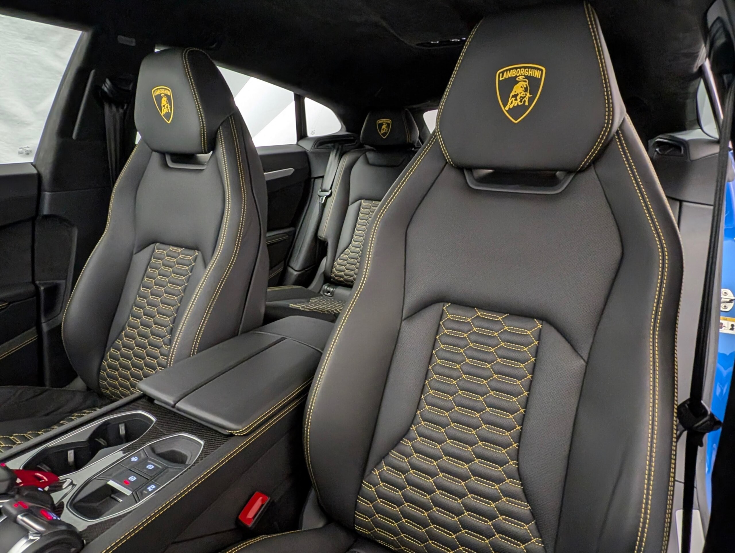2019 Lamborghini Urus — Photo 8 / 21