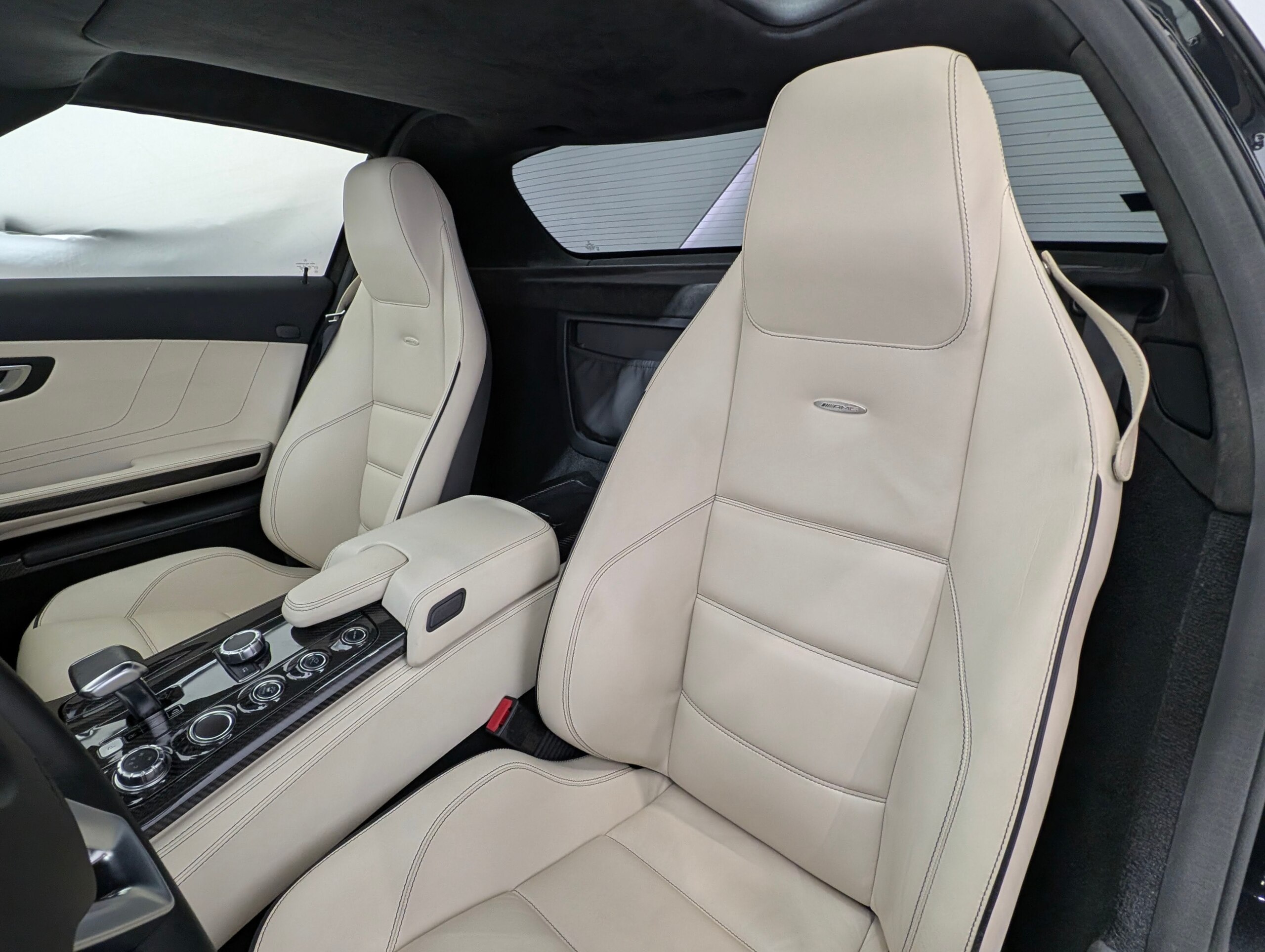 2010 Mercedes Benz SLS AMG — Photo 9 / 19