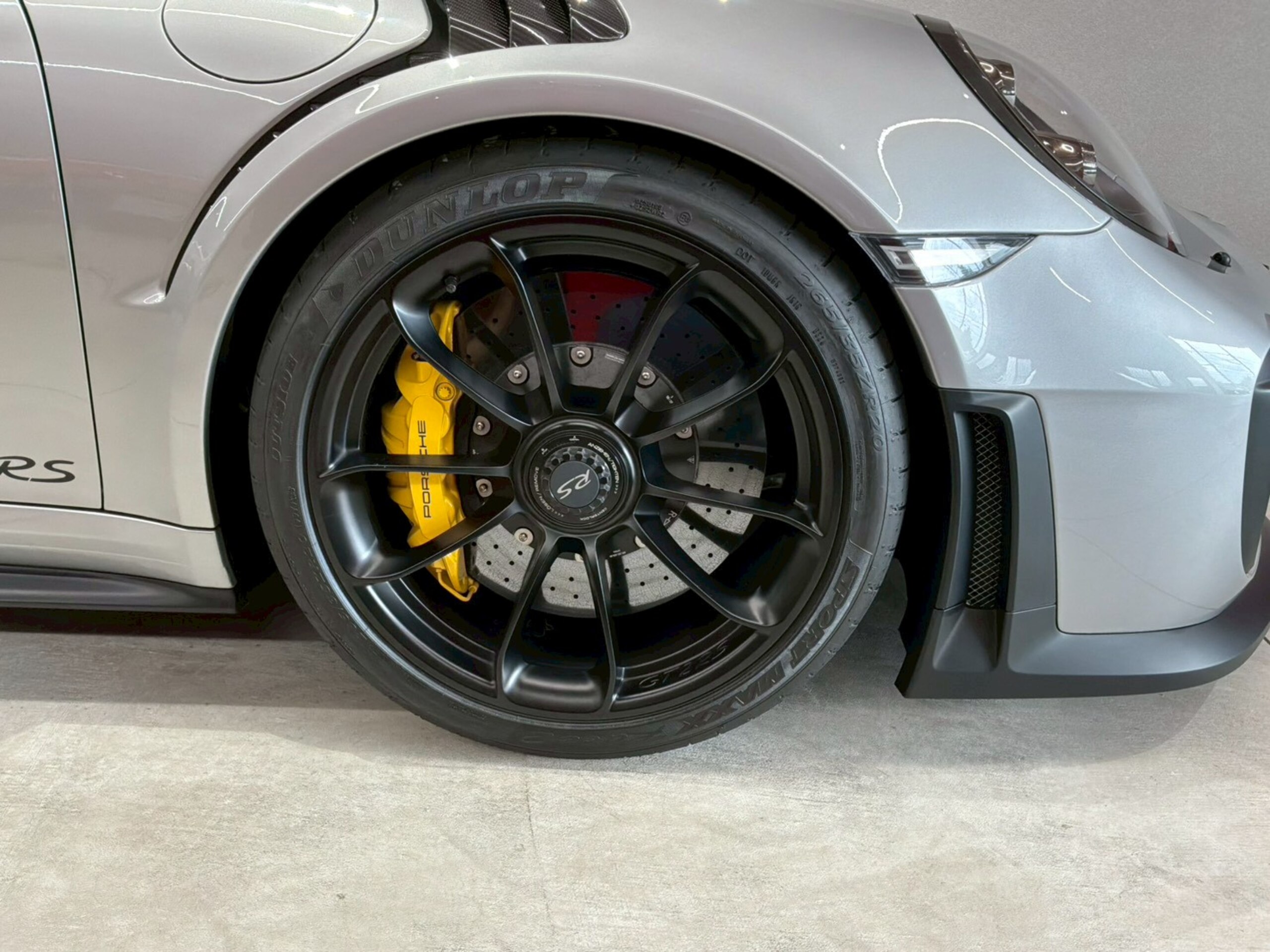 2019 Porsche 911 GT2 RS — Photo 27 / 32