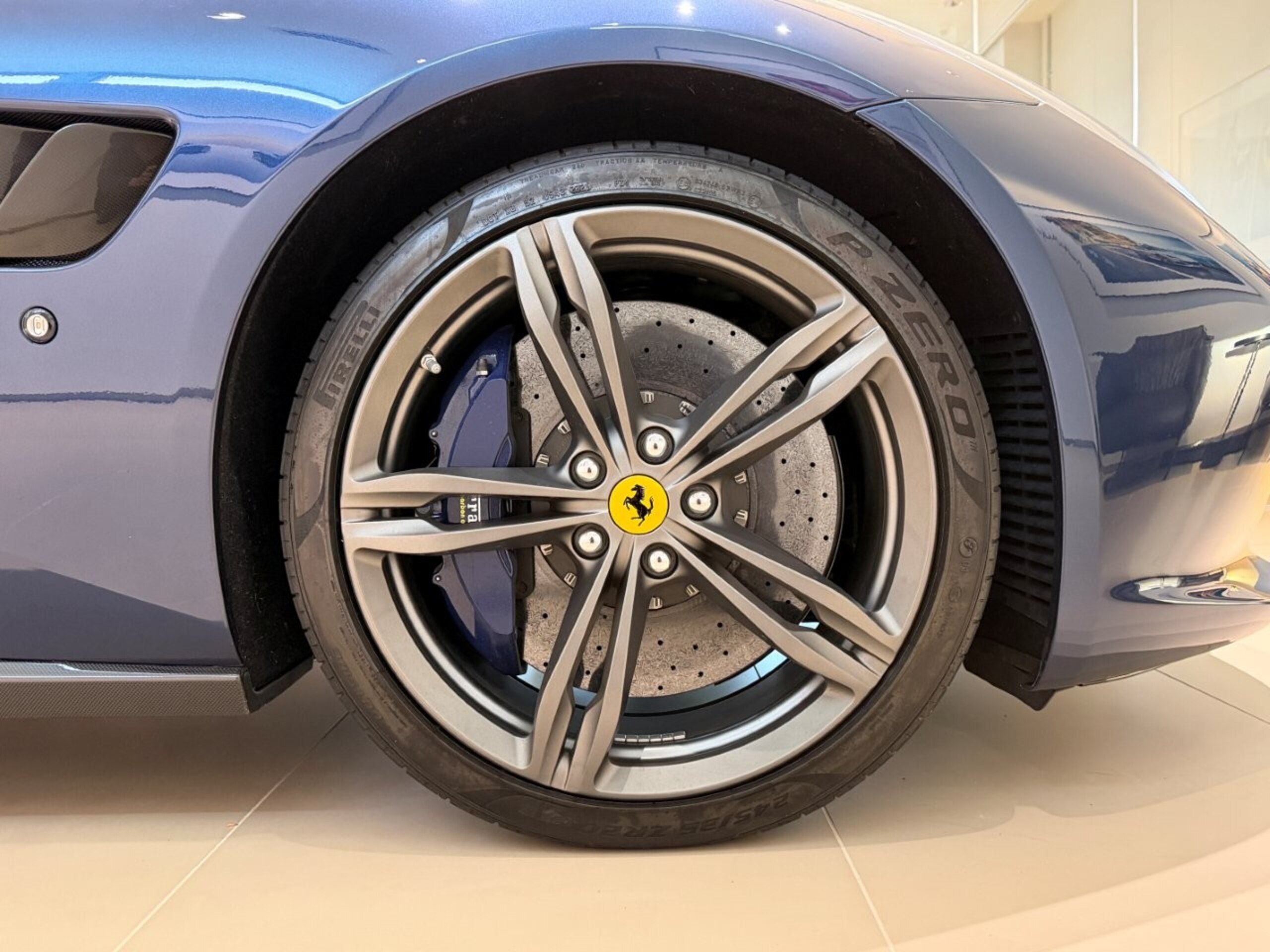 2017 Ferrari GTC4Lusso — Photo 16 / 19