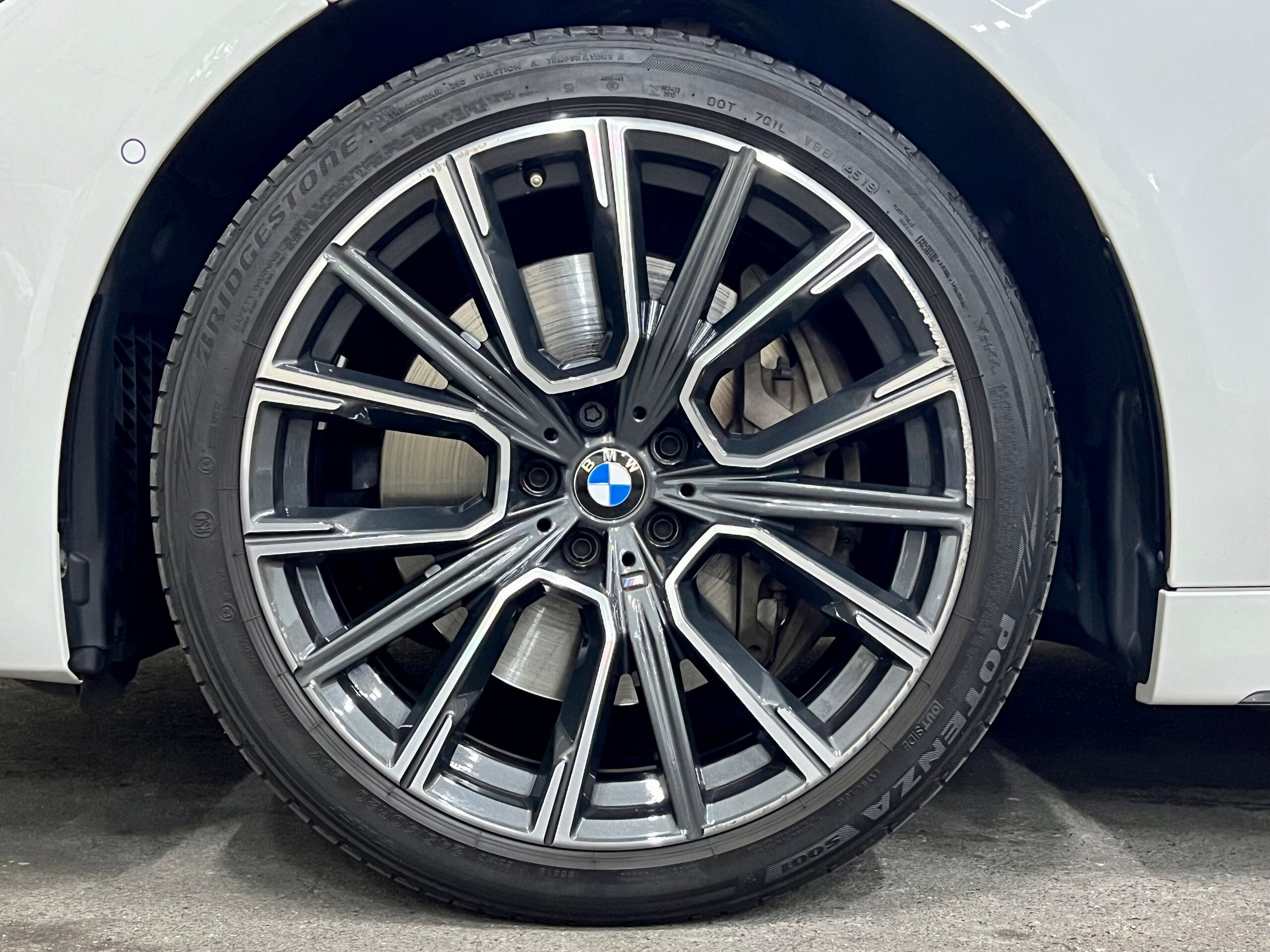 2020 BMW 750i xDrive M Sport — Photo 9 / 19