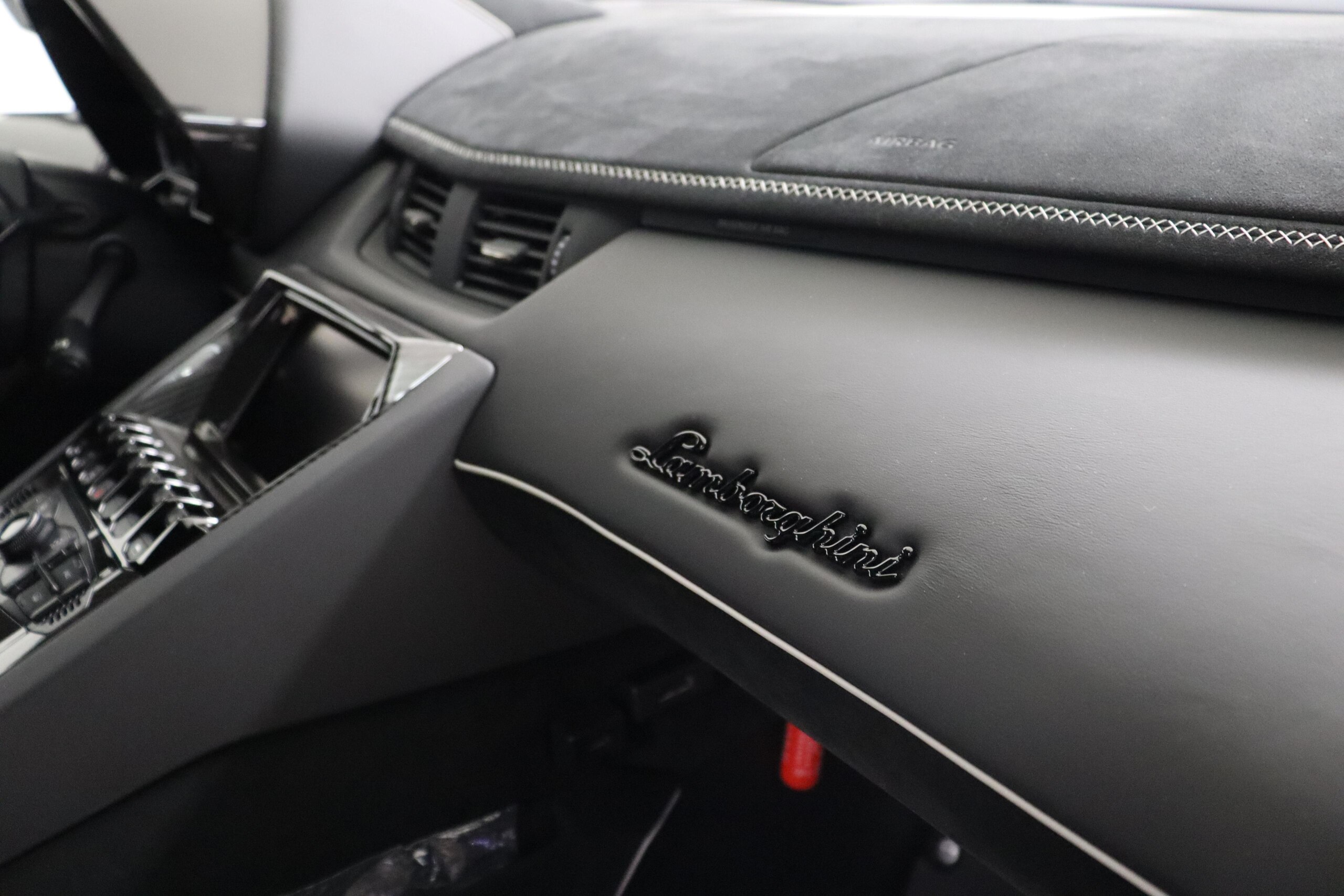2019 Lamborghini Aventador SVJ — Photo 22 / 28