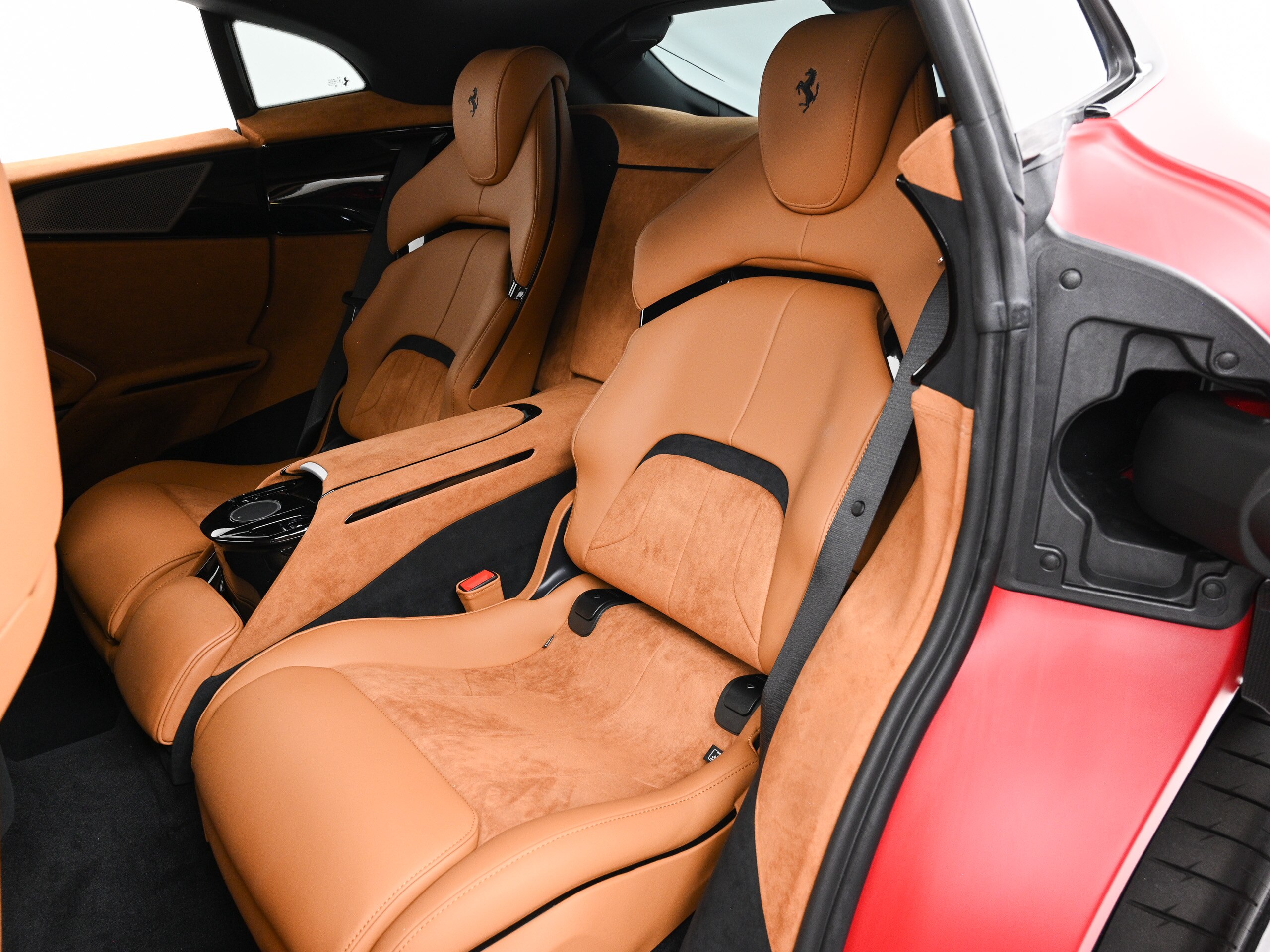 2025 Ferrari Purosangue — Photo 19 / 23