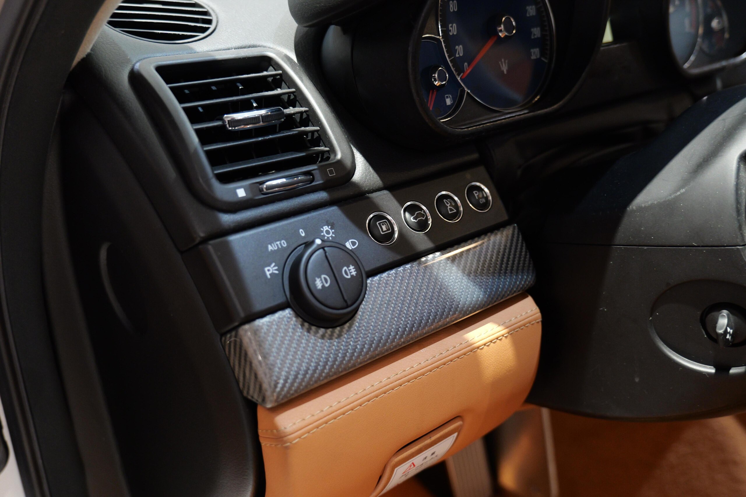 2012 Maserati Quattroporte Sport GT S — Photo 8 / 17