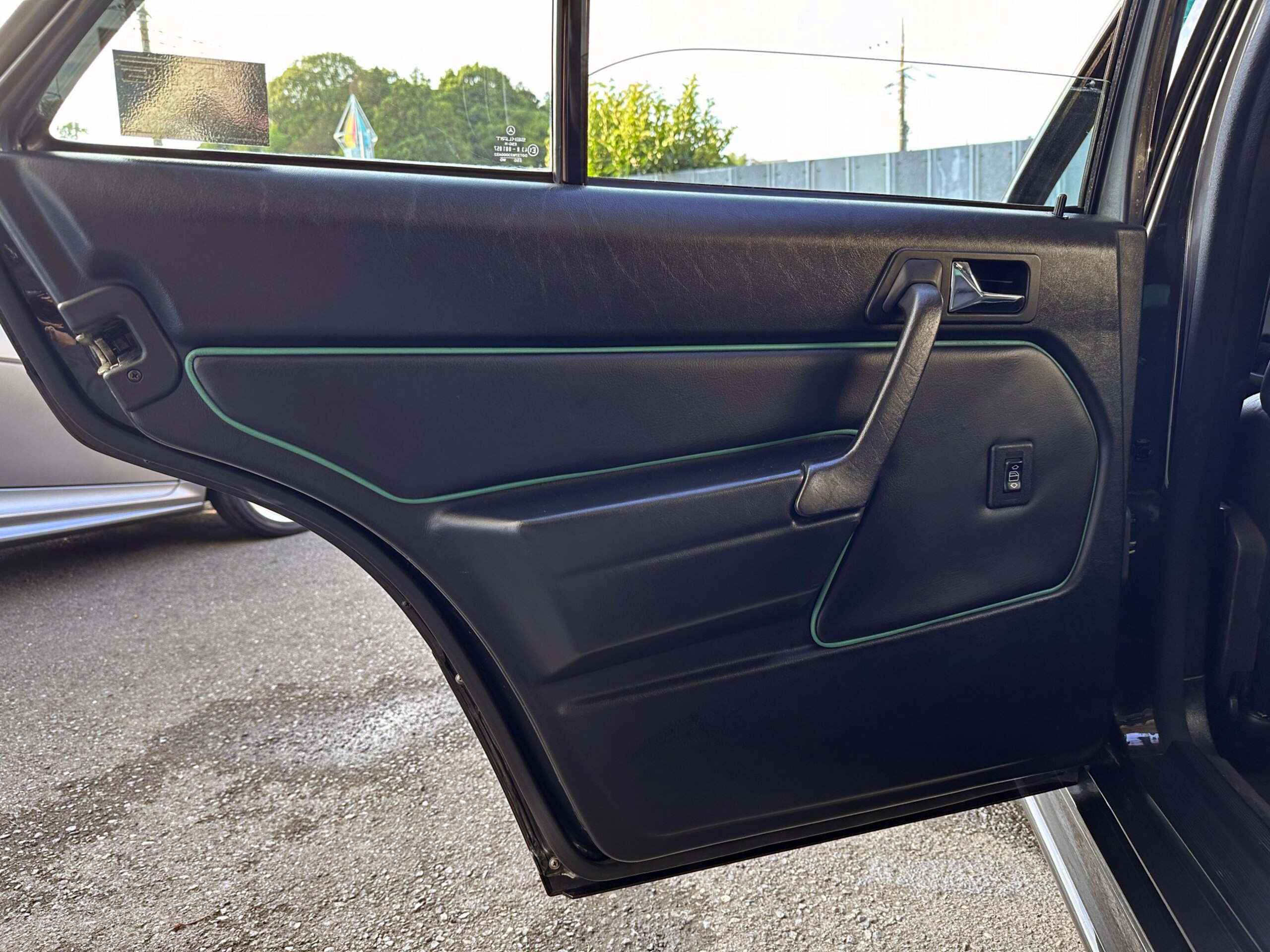 1991 Mercedes Benz 190E — Photo 34 / 36