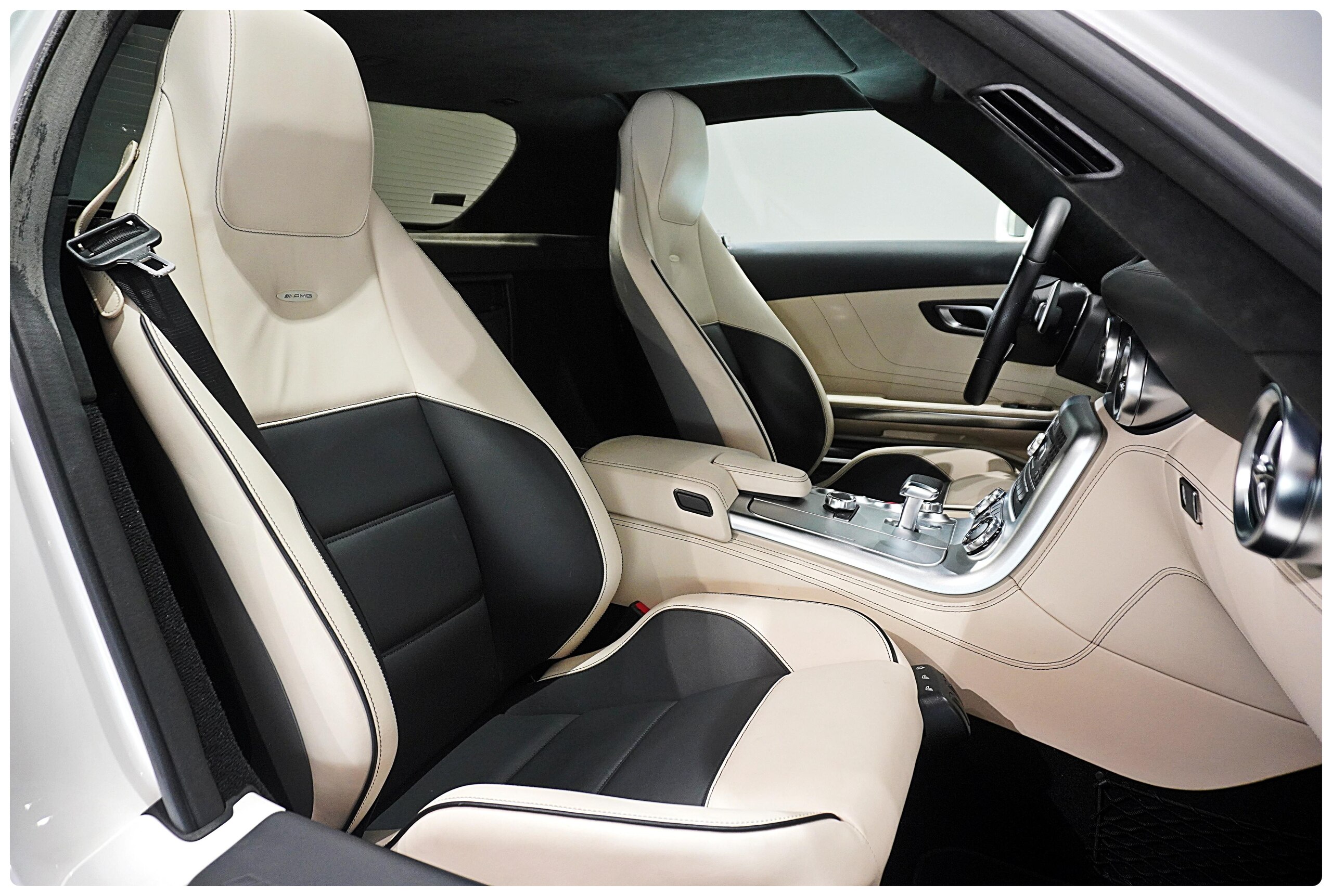 2010 Mercedes Benz SLS AMG — Photo 18 / 38