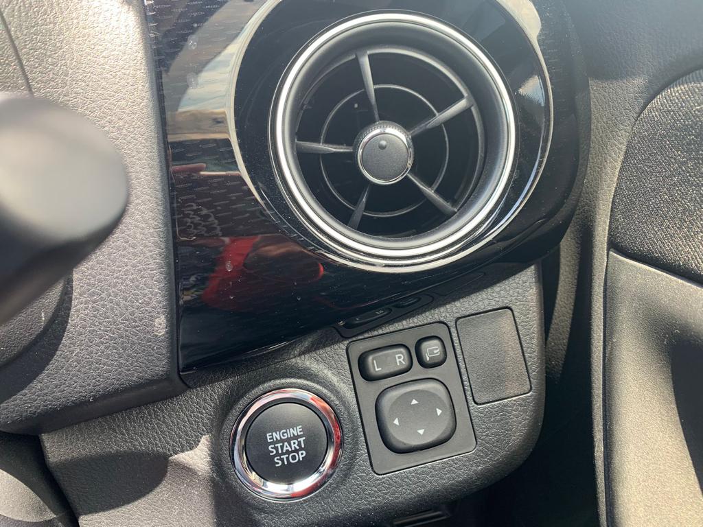 2019 Toyota Vitz — Photo 15 / 20